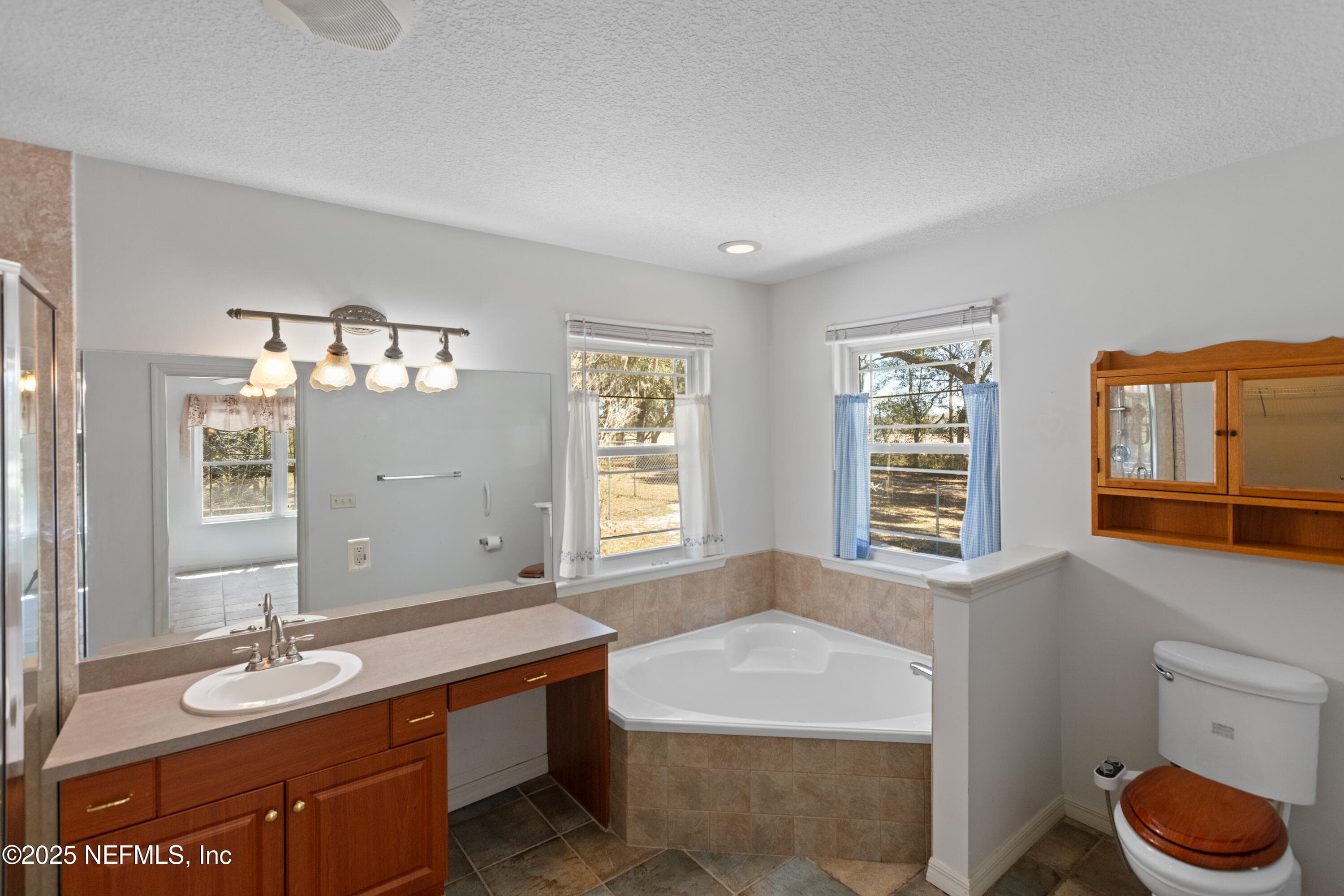 Master Bathroom w/Tub — 163 BOOTS Road, Melrose, FL 32666