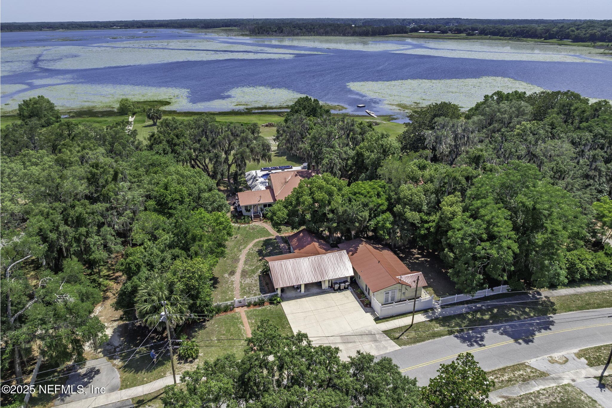 Photo 2 of 561 SE LAKEVIEW Drive, Keystone Heights, FL 32656