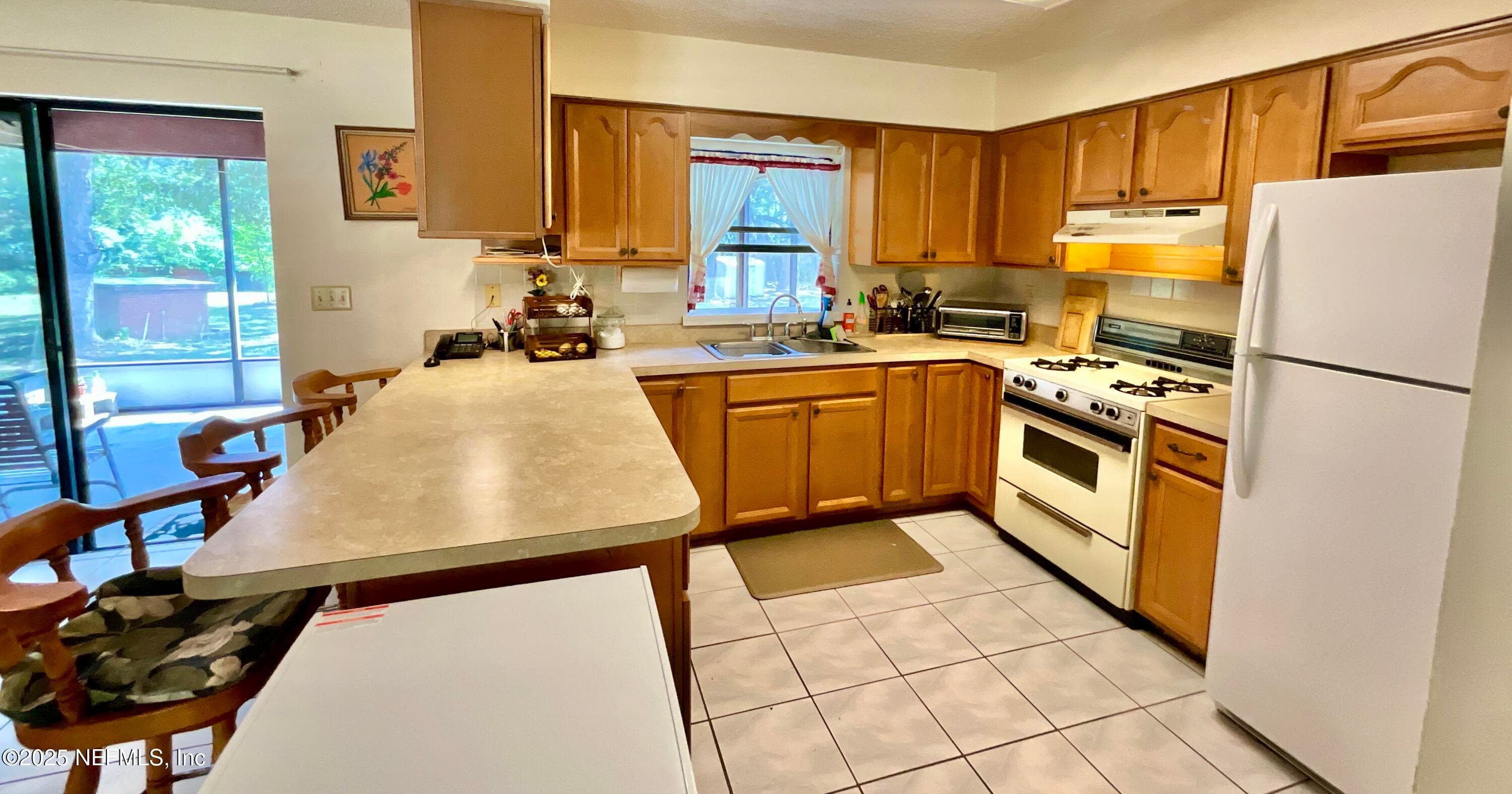 Photo 10 of 137 OAK Circle, Interlachen, FL 32148