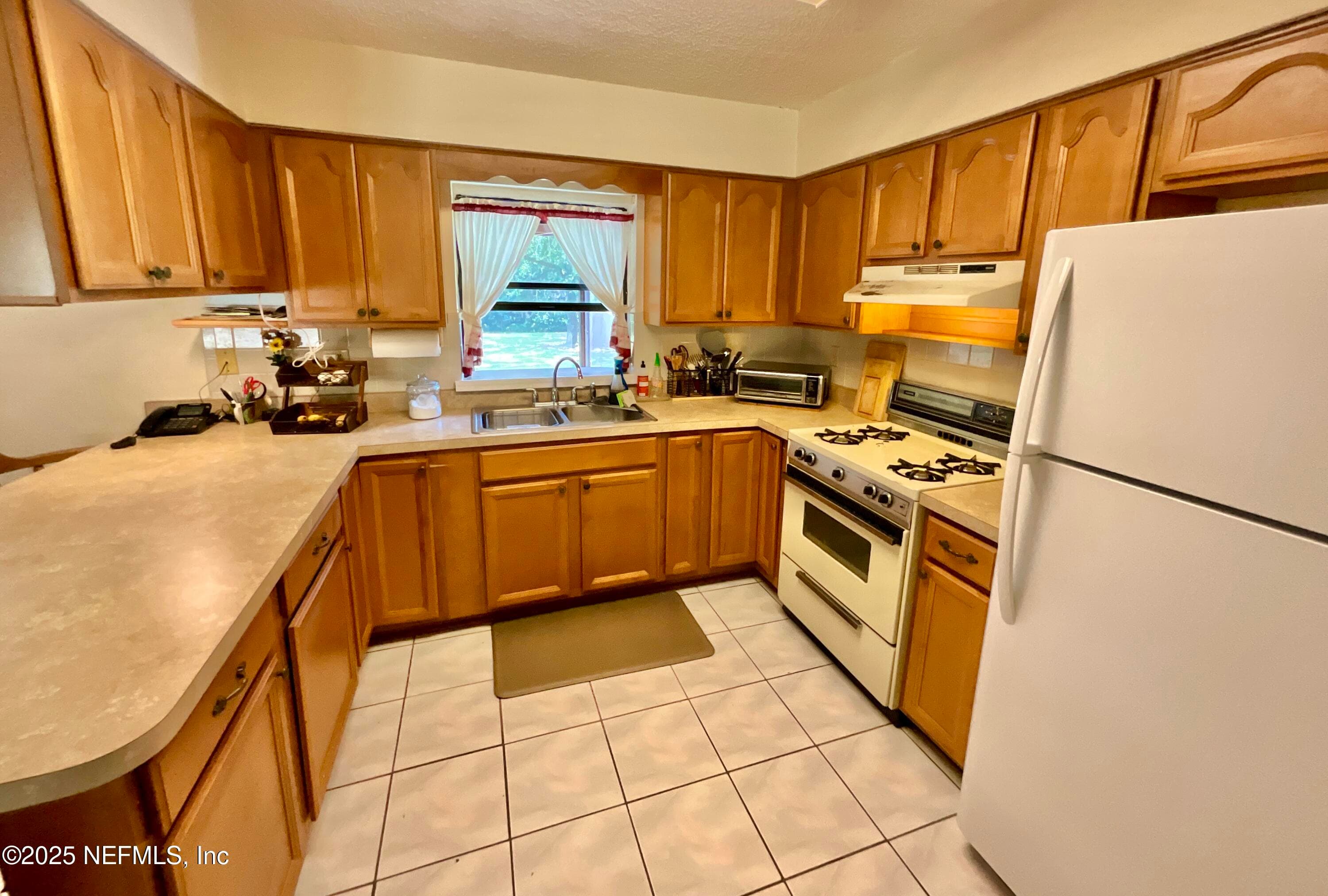 Photo 12 of 137 OAK Circle, Interlachen, FL 32148