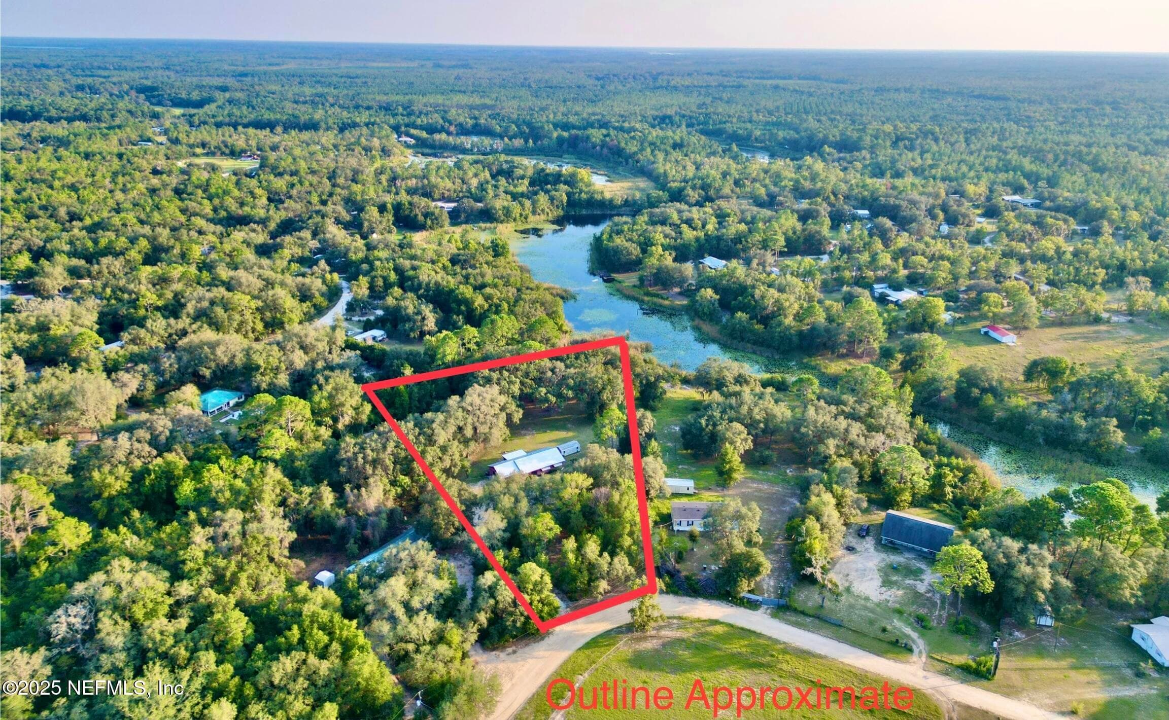 Photo 4 of 137 OAK Circle, Interlachen, FL 32148