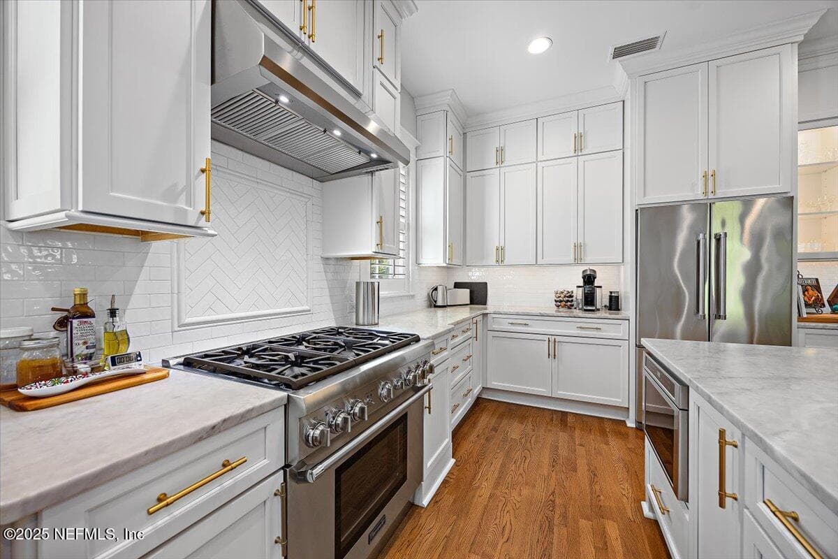 Thermador six burner gas stove — 2743 GREEN BAY Lane, Jacksonville, FL 32207