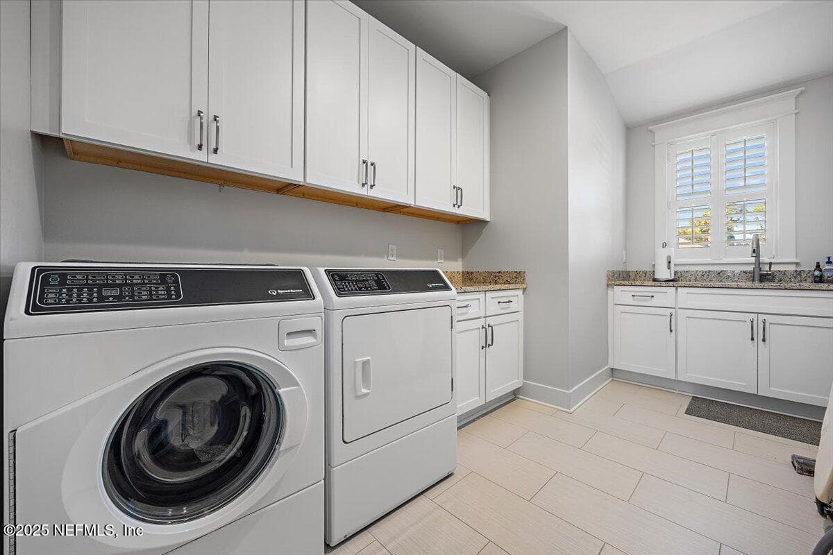 Large laundry room with sink — 2743 GREEN BAY Lane, Jacksonville, FL 32207