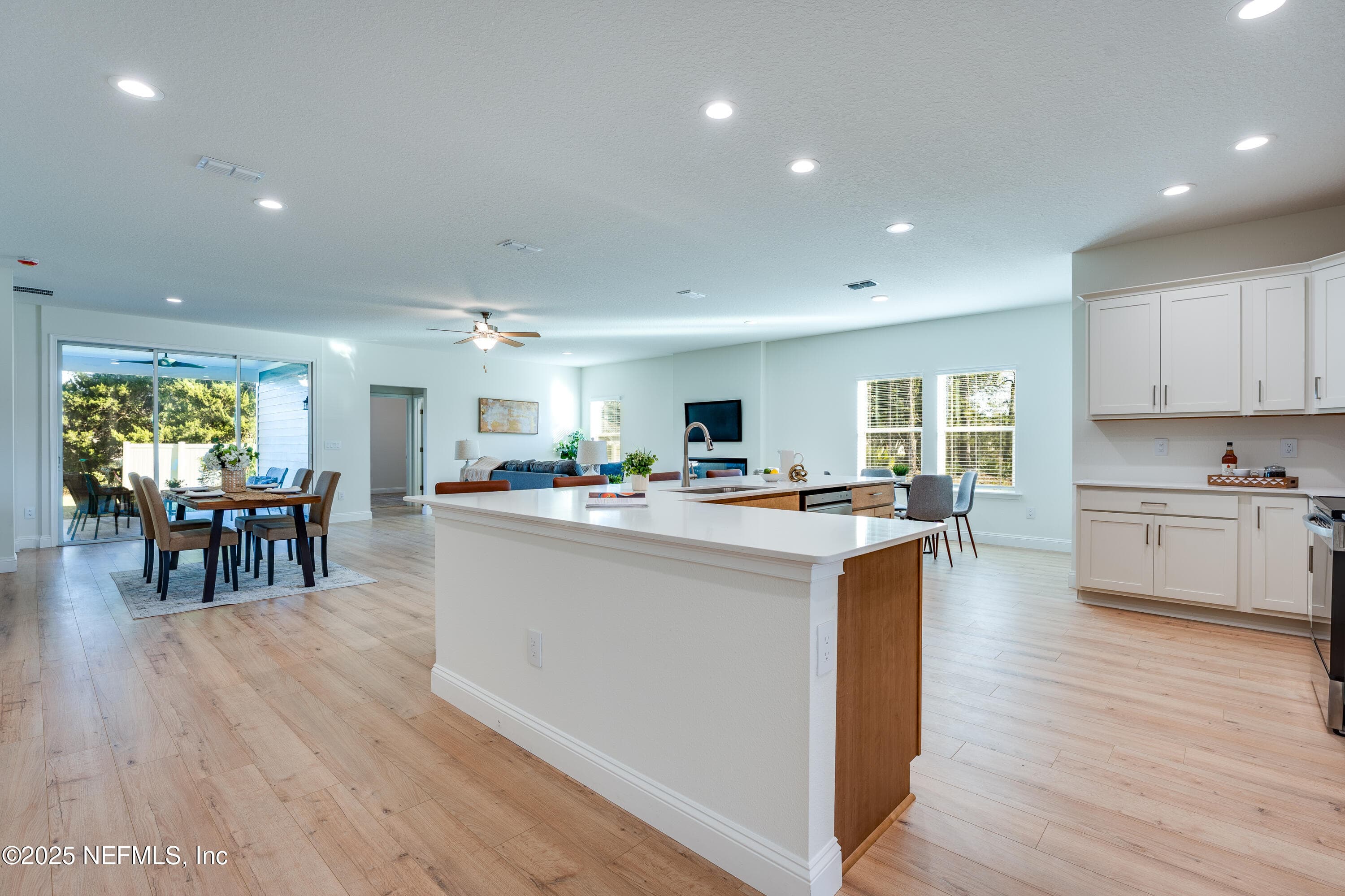 Photo 7 of 15704 NORTHSIDE Drive E, Jacksonville, FL 32218