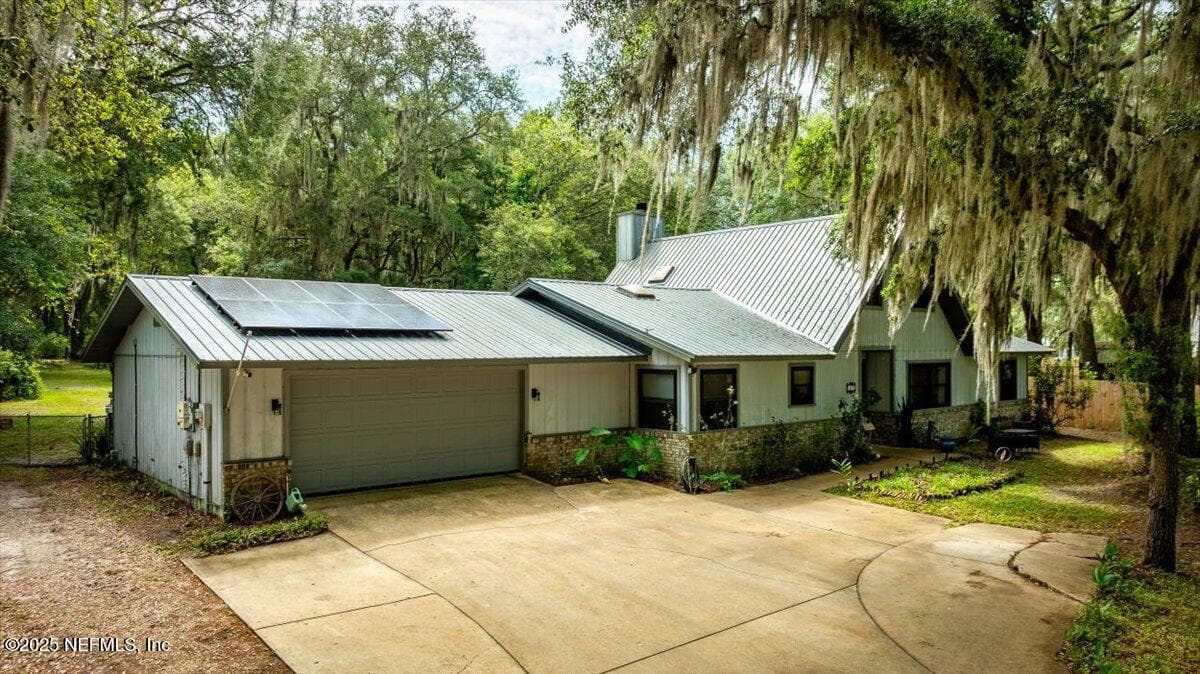 Photo 4 of 407 LAKESHORE Drive, Starke, FL 32091