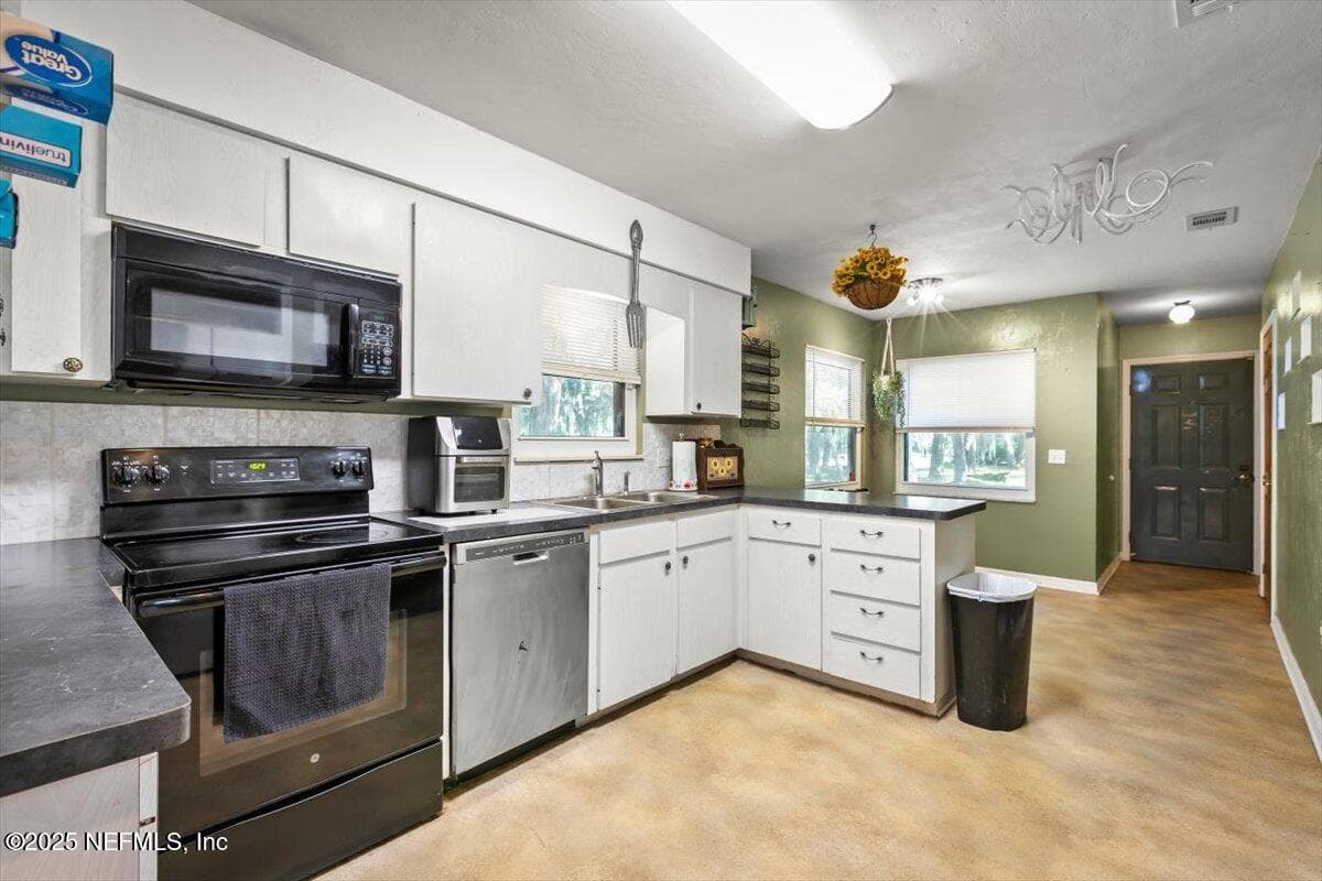 Photo 10 of 407 LAKESHORE Drive, Starke, FL 32091