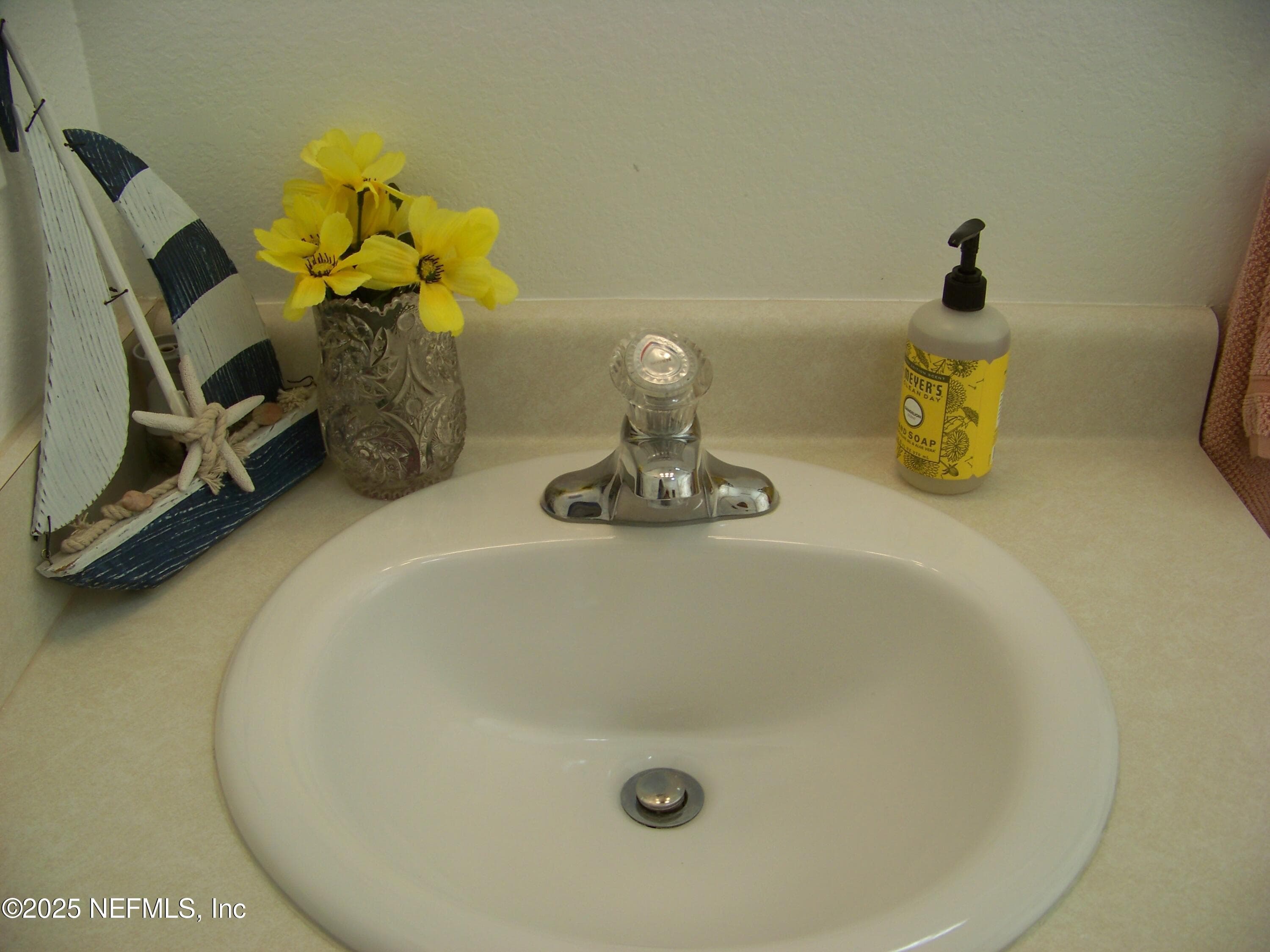 Guest bath sink — 118 HICKS Avenue, Crescent City, FL 32112