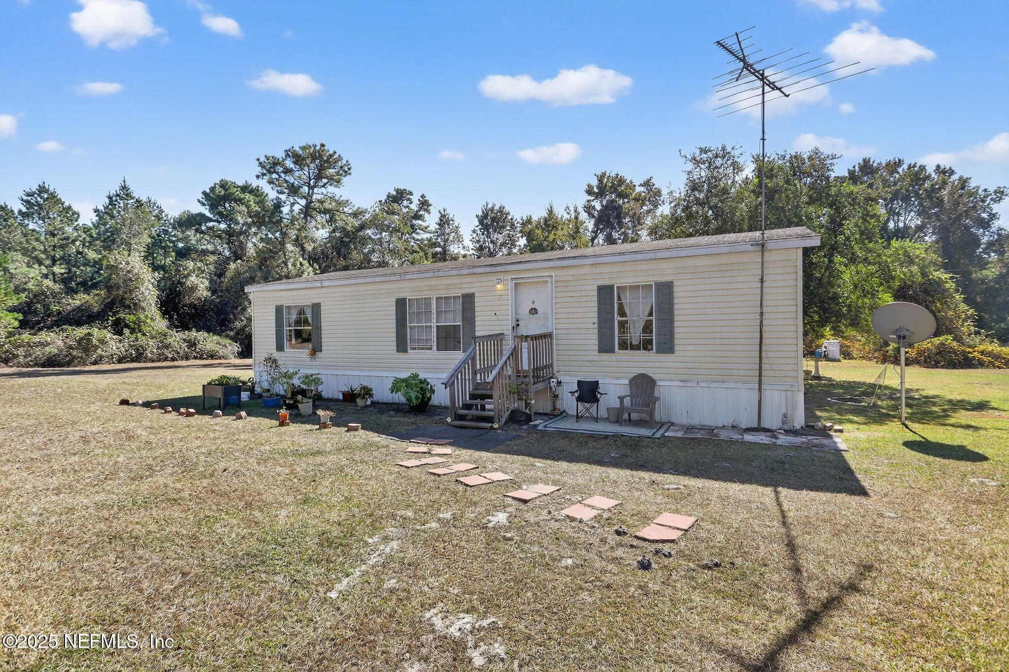 Photo 2 of 136 E MOCCASIN CREEK Lane, Palatka, FL 32177