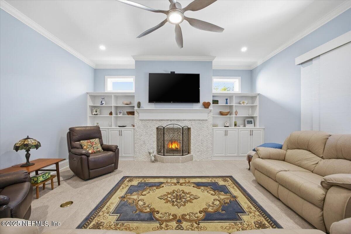 Living room / Great room with gas fireplace, tile surround, wood mantle and tile hearth. — 4 SUMMER Court, Jacksonville Beach, FL 32250