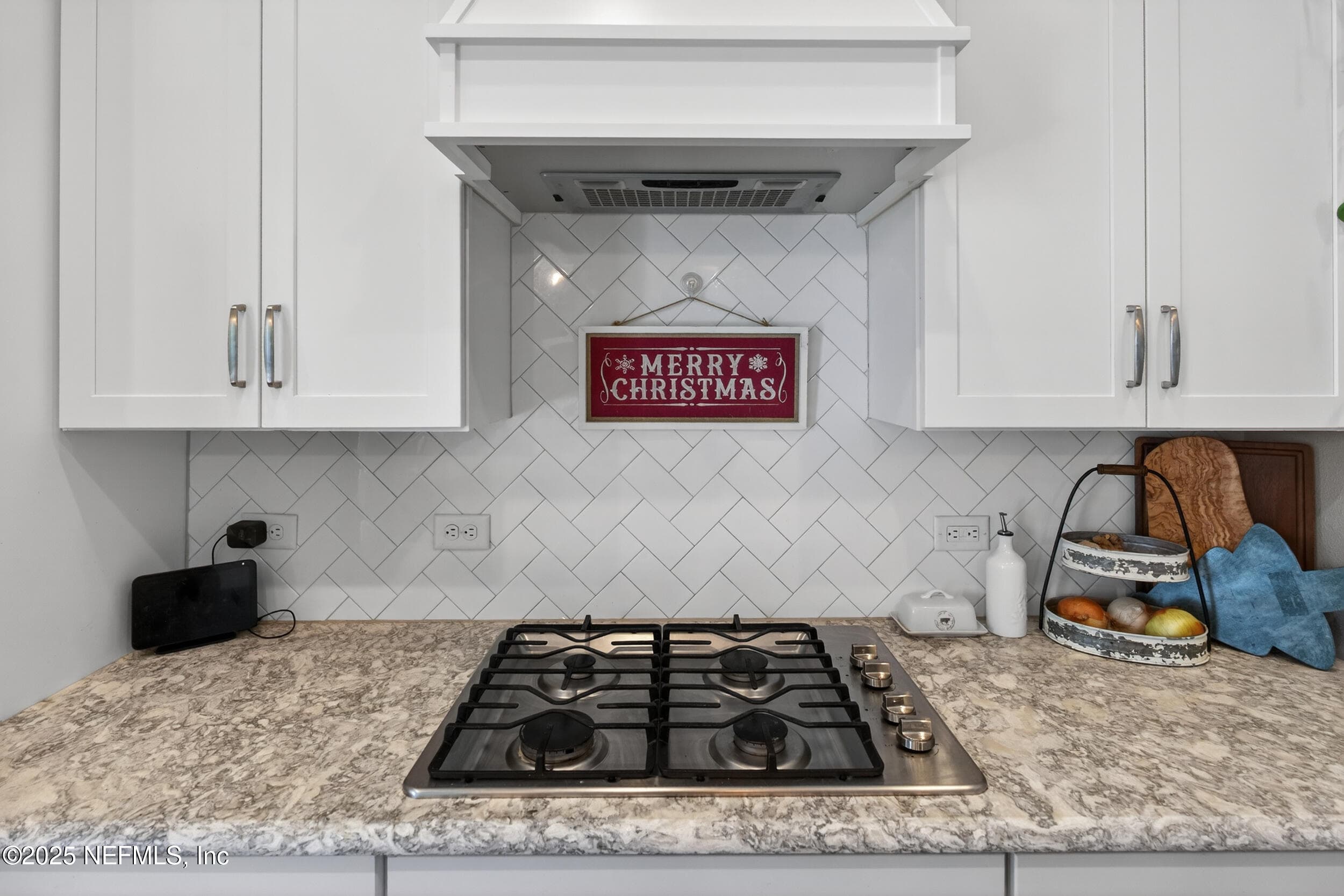 Gas range — 2752 TARTUS Drive, Jacksonville, FL 32246
