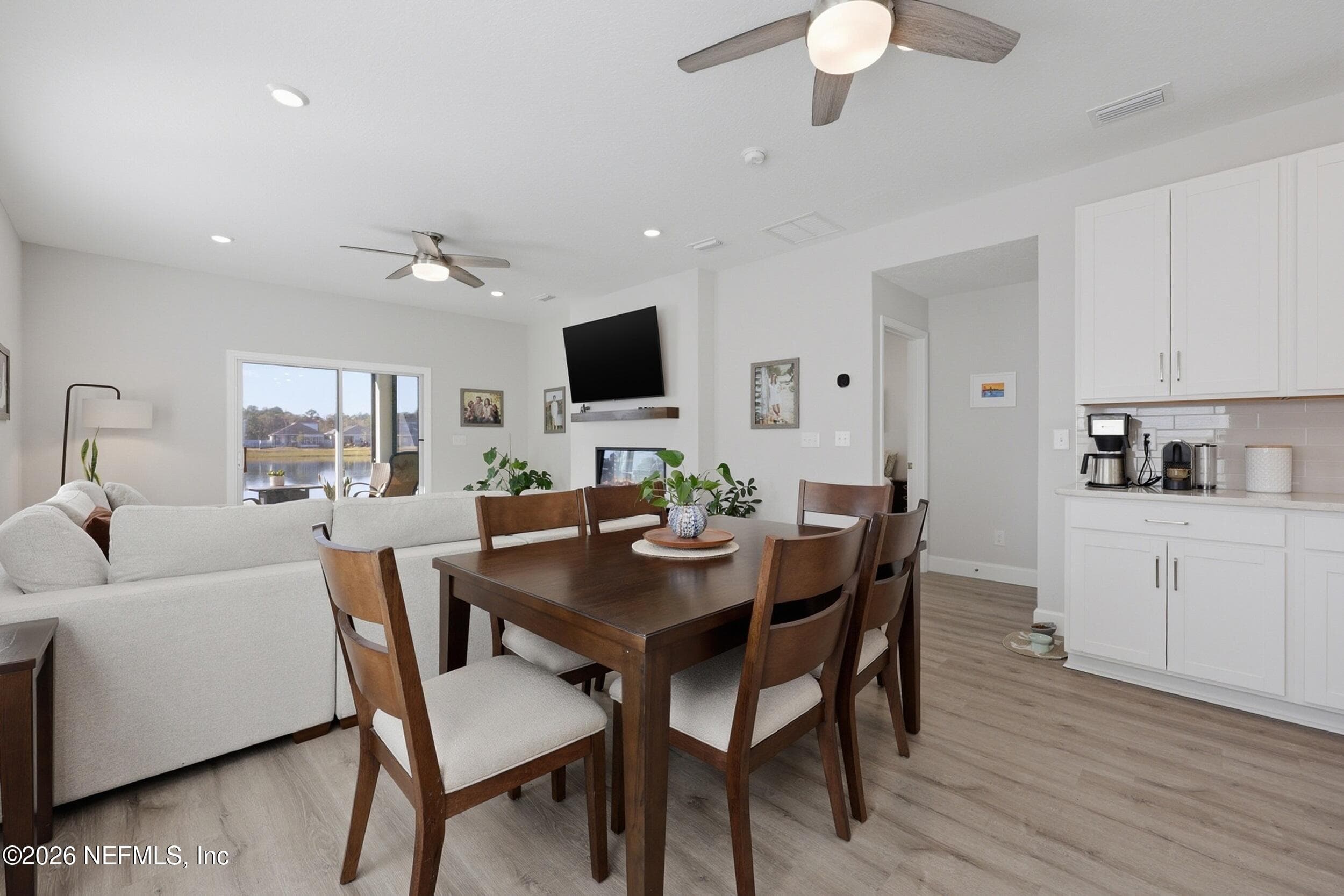 Eating area overlooks family room — 95252 TERRIS Way, Fernandina Beach, FL 32034