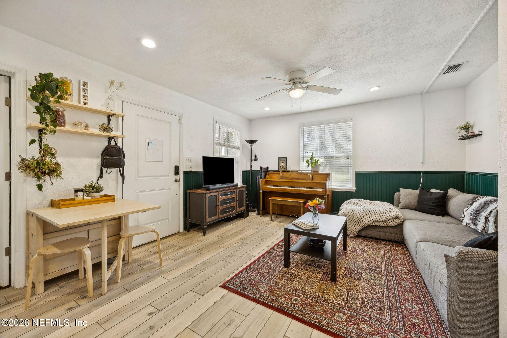 Living Room — 2846 CHEROKEE Circle W, Jacksonville, FL 32205