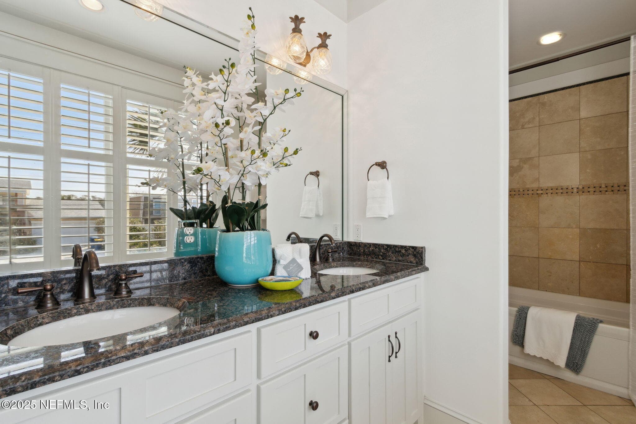 Freshen up in your private ensuite bath ... — 822 S FLETCHER Avenue, Fernandina Beach, FL 32034