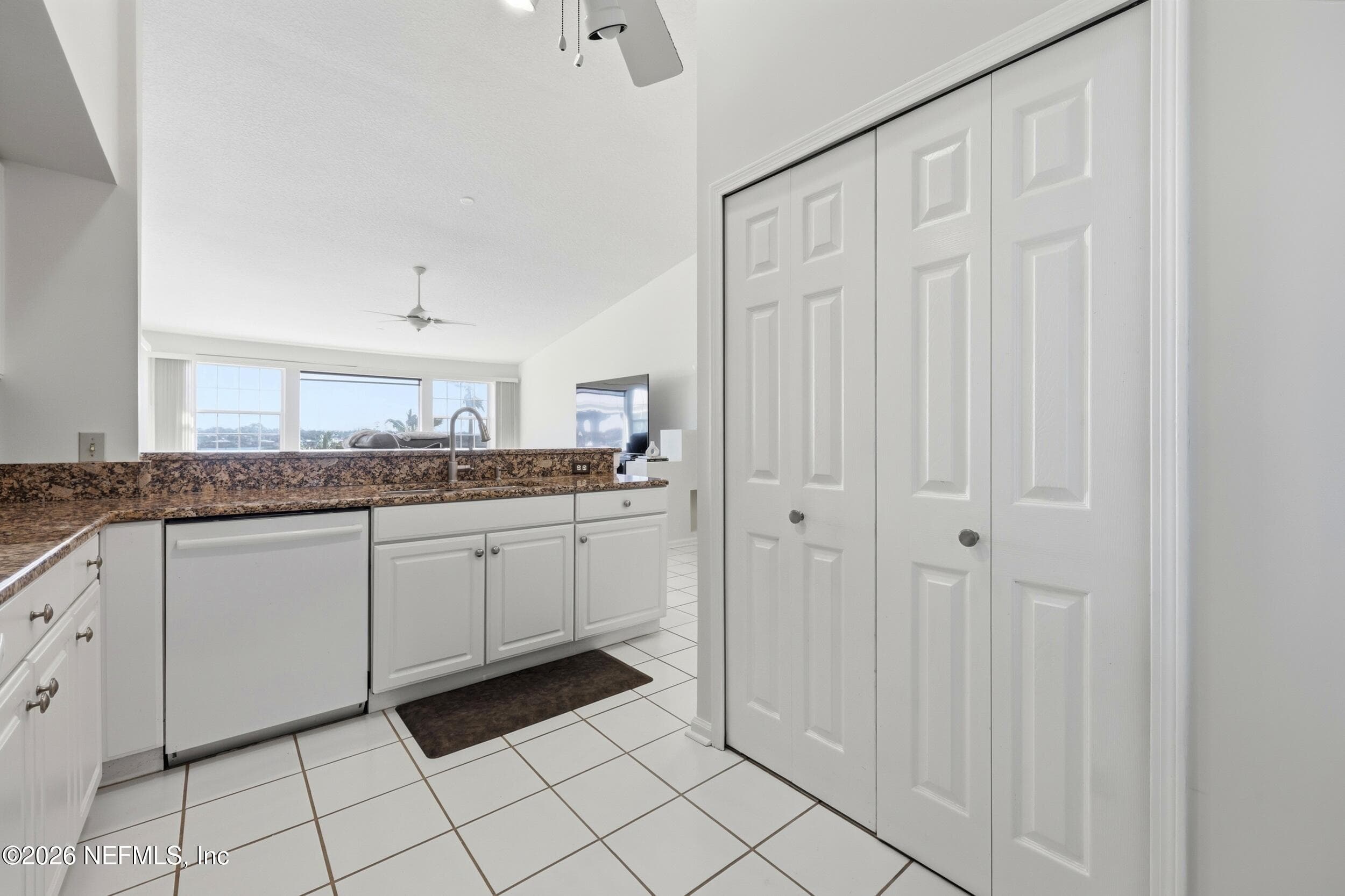 With spacious pantry — 3331 LIGHTHOUSE POINT Lane, Jacksonville, FL 32250