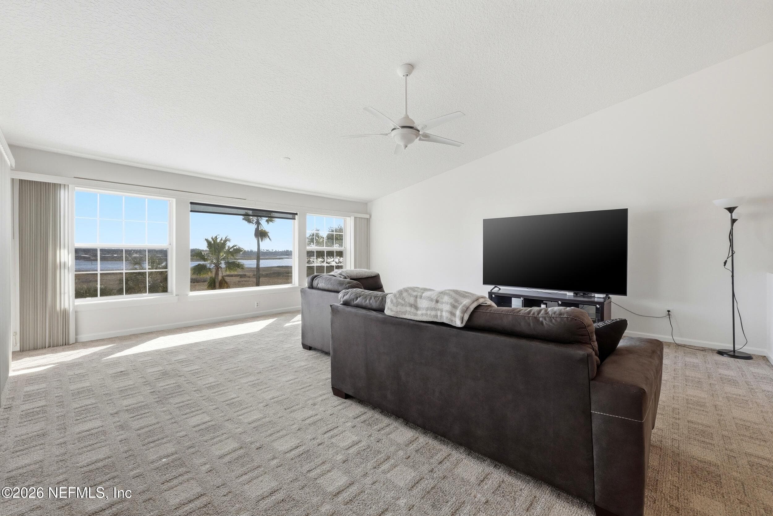 Vaulted ceilings, open to kitchen and dining — 3331 LIGHTHOUSE POINT Lane, Jacksonville, FL 32250
