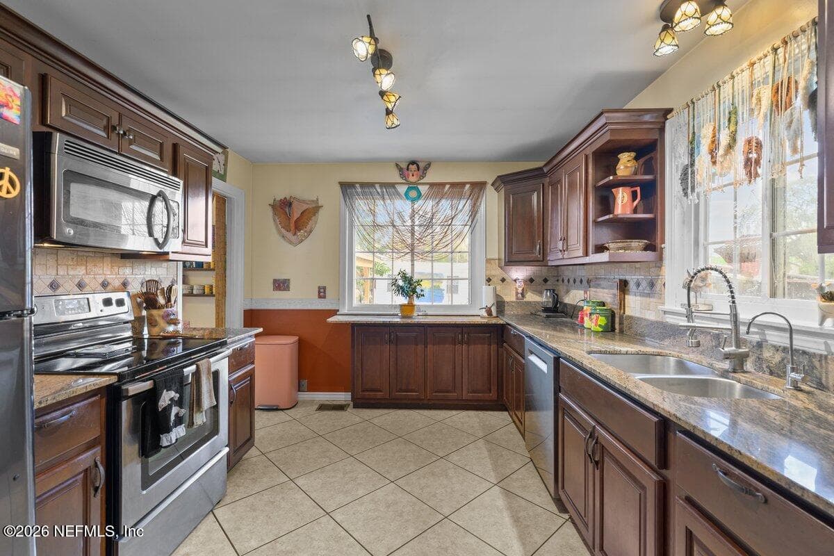 Ktchen — 101 ORANGE Street, Satsuma, FL 32189