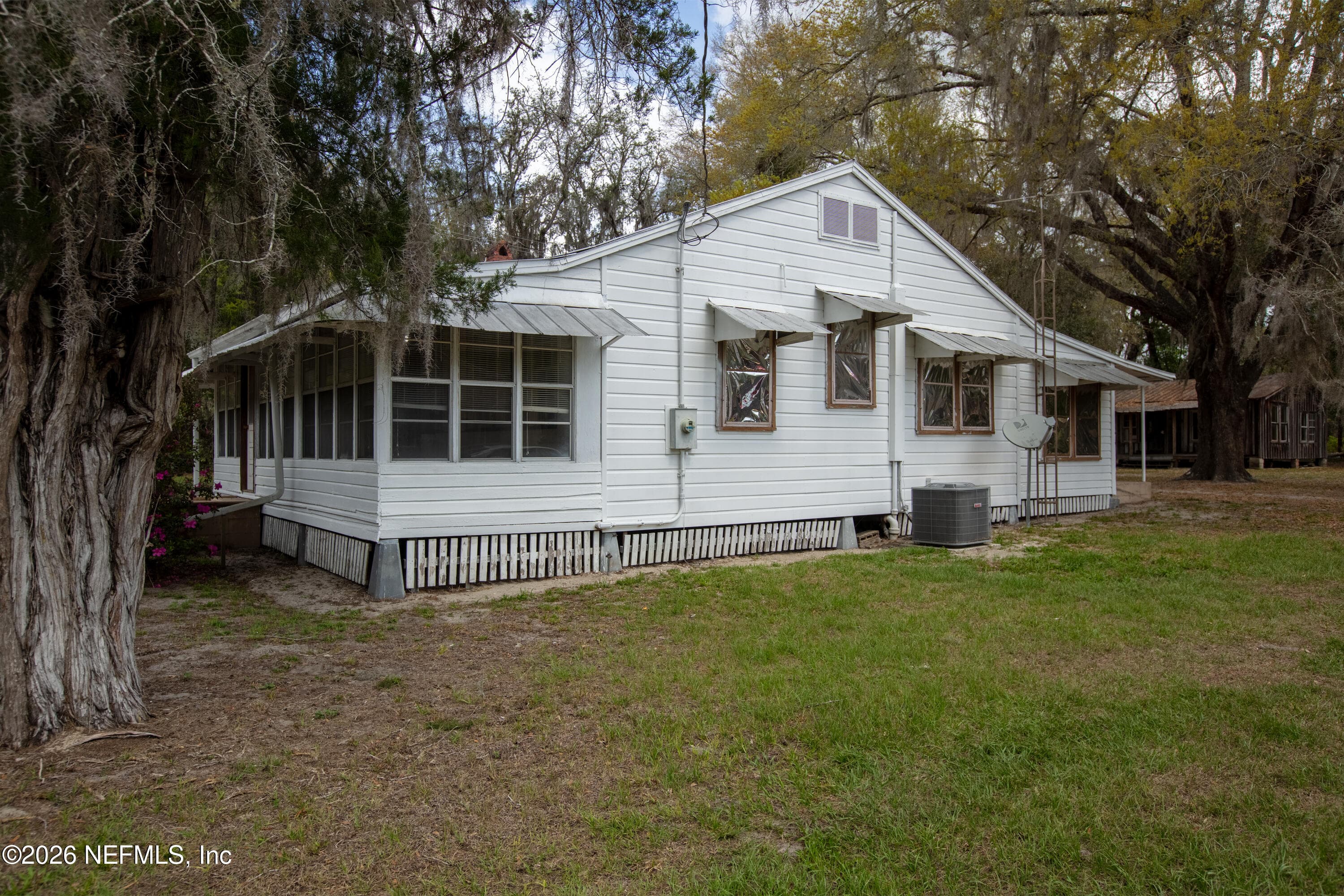 Photo 11 of 412 S COUNTY ROAD 21, Hawthorne, FL 32640
