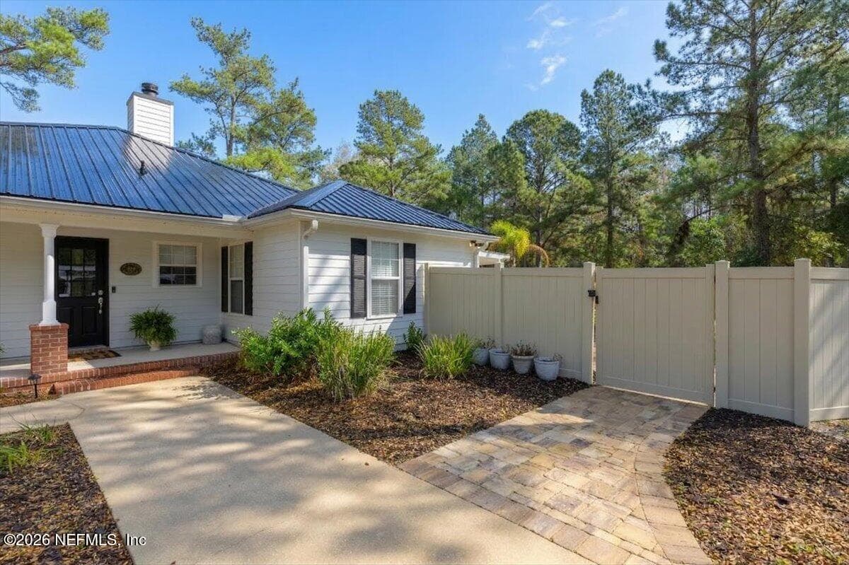 Photo 4 of 129 GRASSY Lane, Palatka, FL 32177