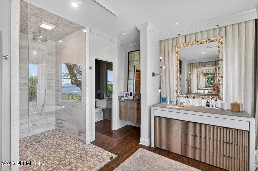 Double vanities, HUGE walk in closet with custom closet system, private water closet and more! — 4626 RIVER POINT Road W, Jacksonville, FL 32207