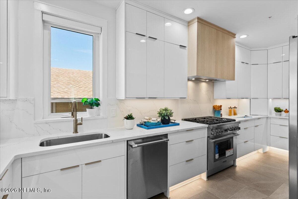 Kitchen Sink with Window View — 118 13TH Avenue S 103 C, Jacksonville Beach, FL 32250