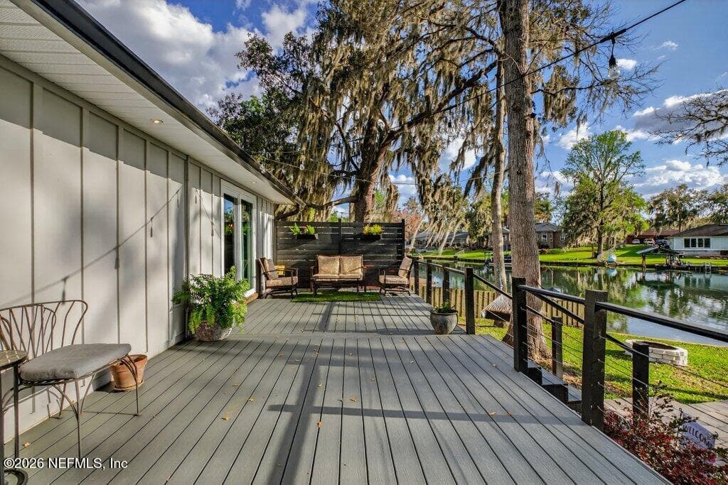 Planter wall provides privacy, kayak storage on back. — 258 BUSH Court, Green Cove Springs, FL 32043
