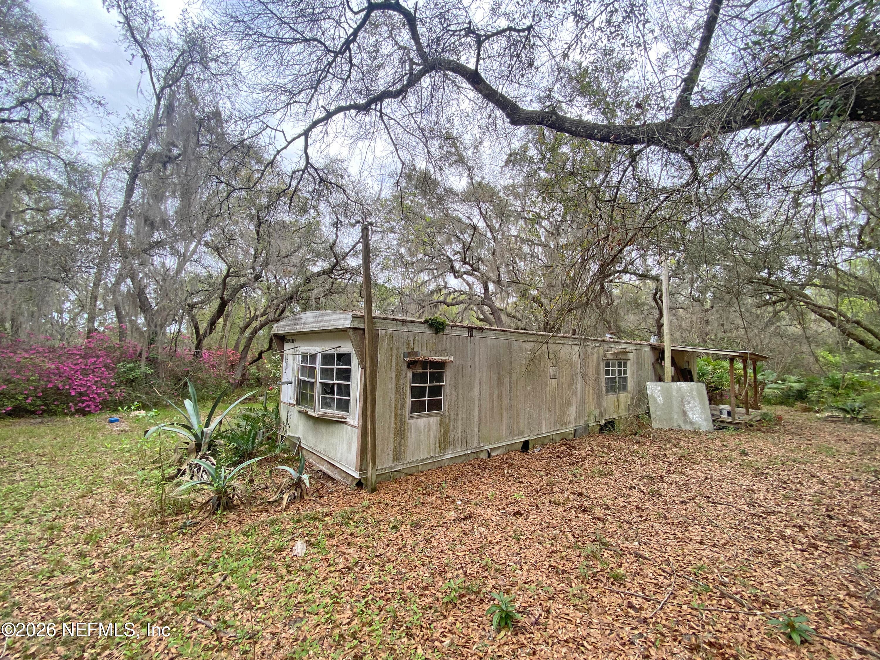 MOBILE HOME W/ ADDITION — 119 TWIN LAKES Road, Hawthorne, FL 32640