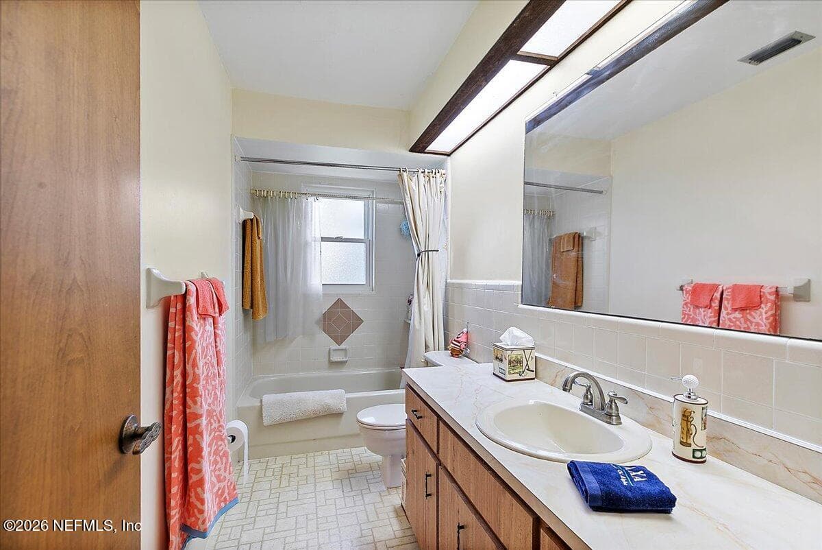 Guest/Hall Bath with Tup and Shower. — 21 WESTFORD Lane, Palm Coast, FL 32164