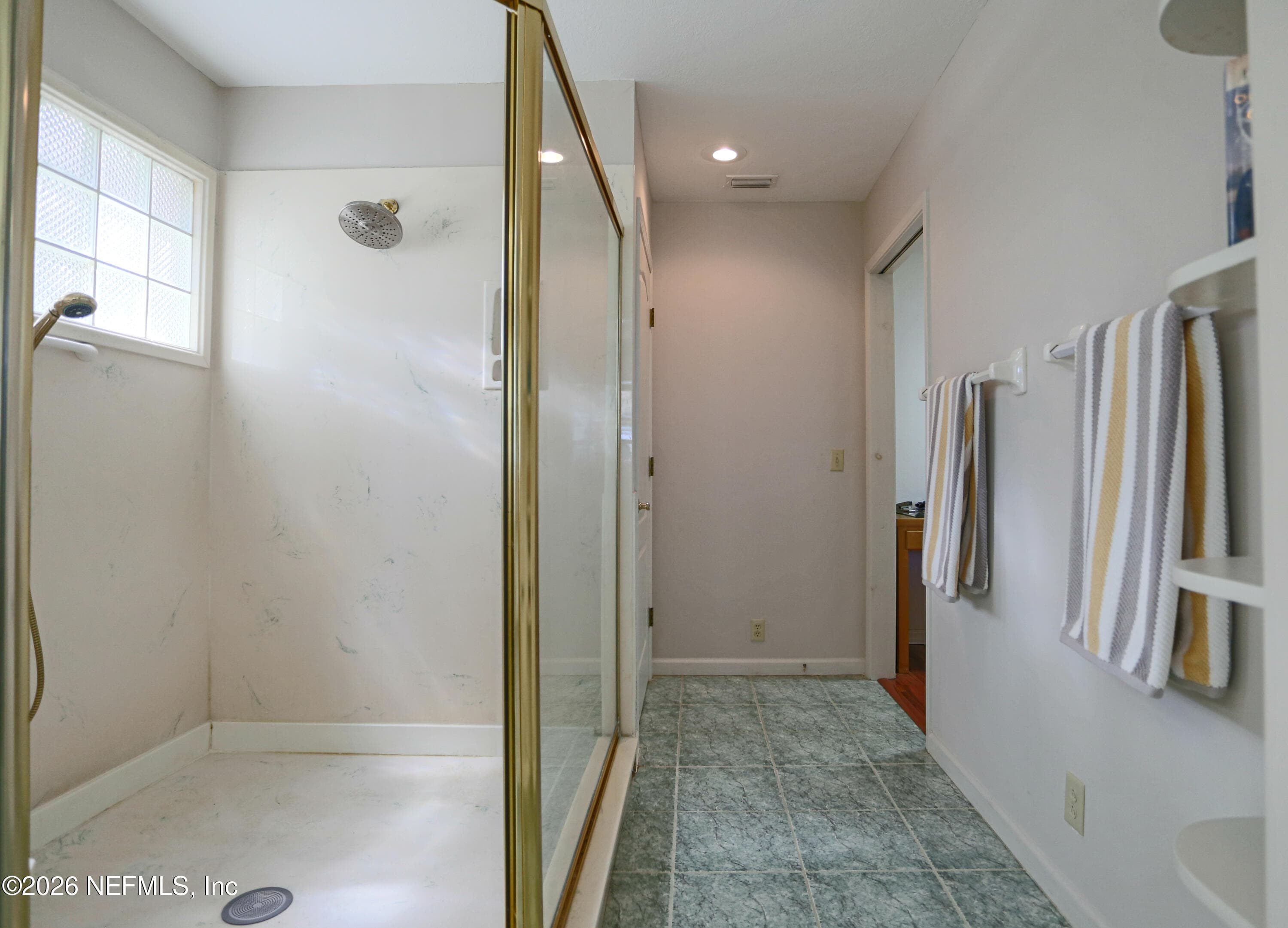 Large walk-in shower with 2 shower heads — 524 CEDAR CREEK Road, Palatka, FL 32177
