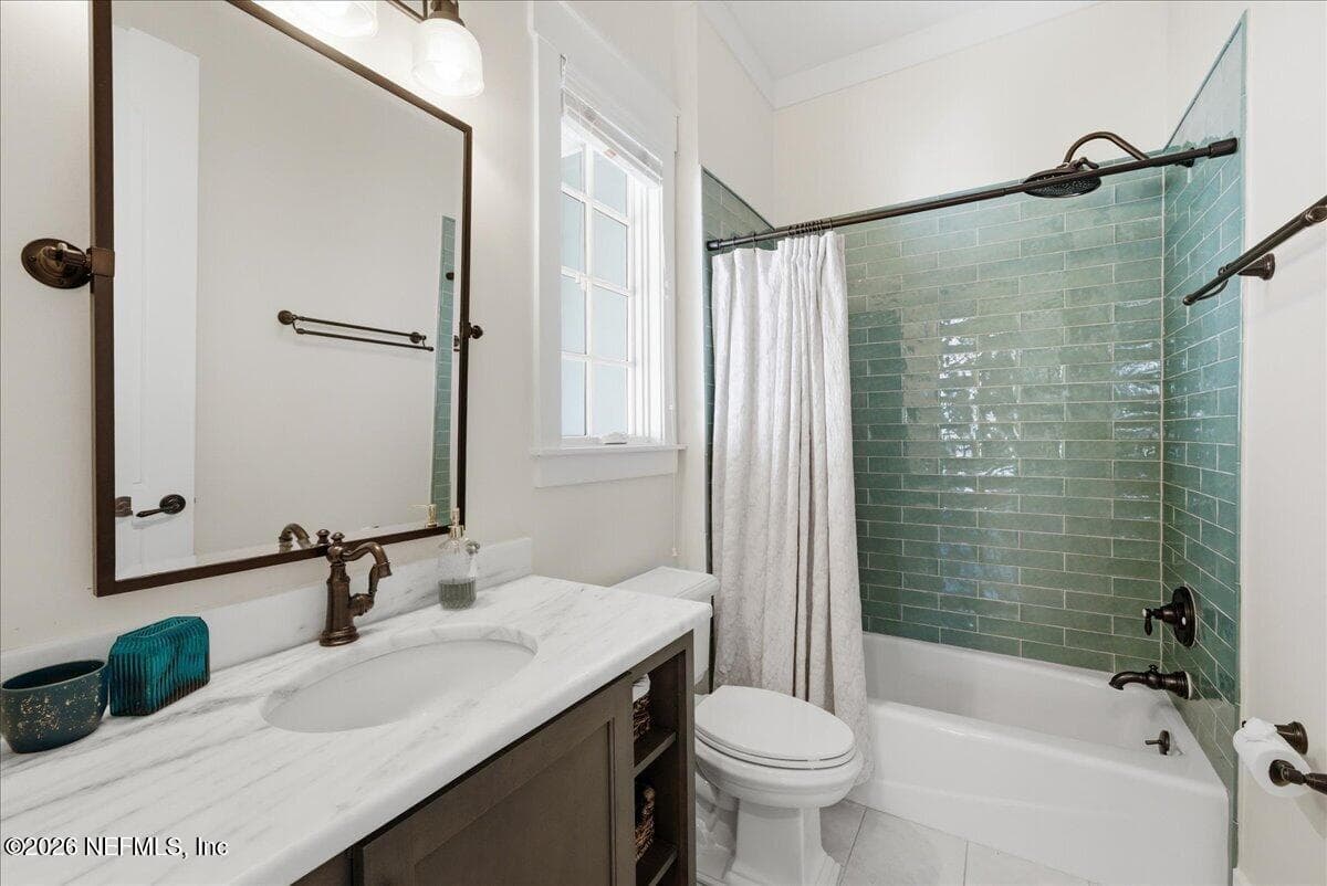 First Floor Full Bath with Shower / Tub Combo — 109 LAUREL Way, Ponte Vedra Beach, FL 32082
