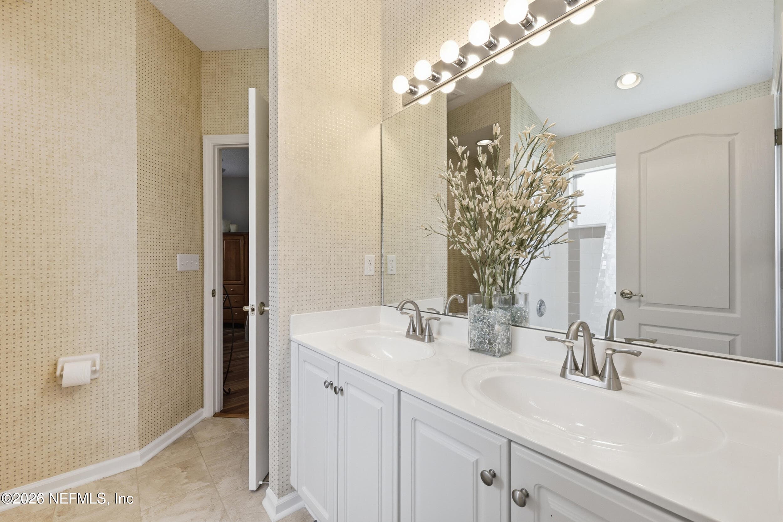 Jack and Jill bath between downstairs bedrooms — 3158 COUNTRY CLUB Boulevard, Orange Park, FL 32073