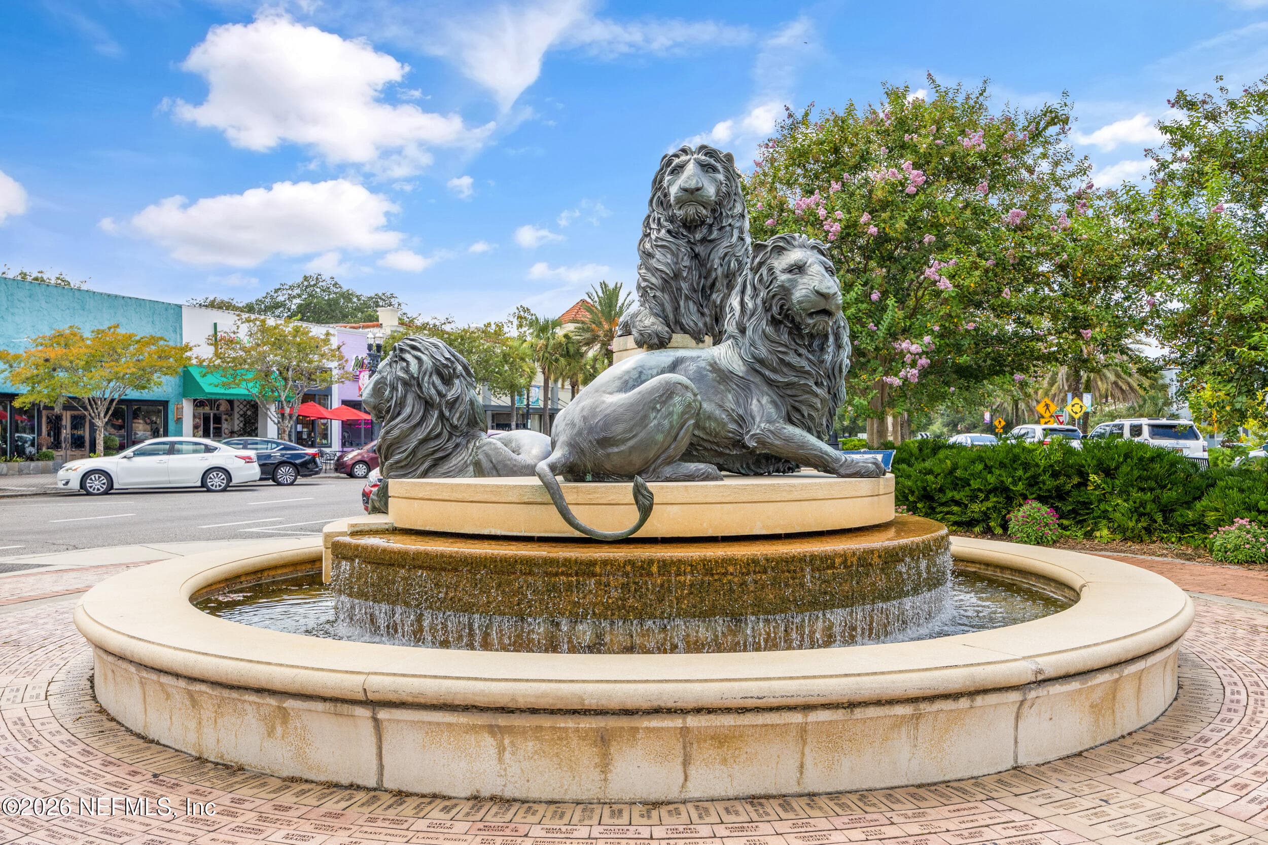 Mintues from the house, this area offers coffee shops, restaurants and boutique shopping — 4626 RIVER POINT Road W, Jacksonville, FL 32207