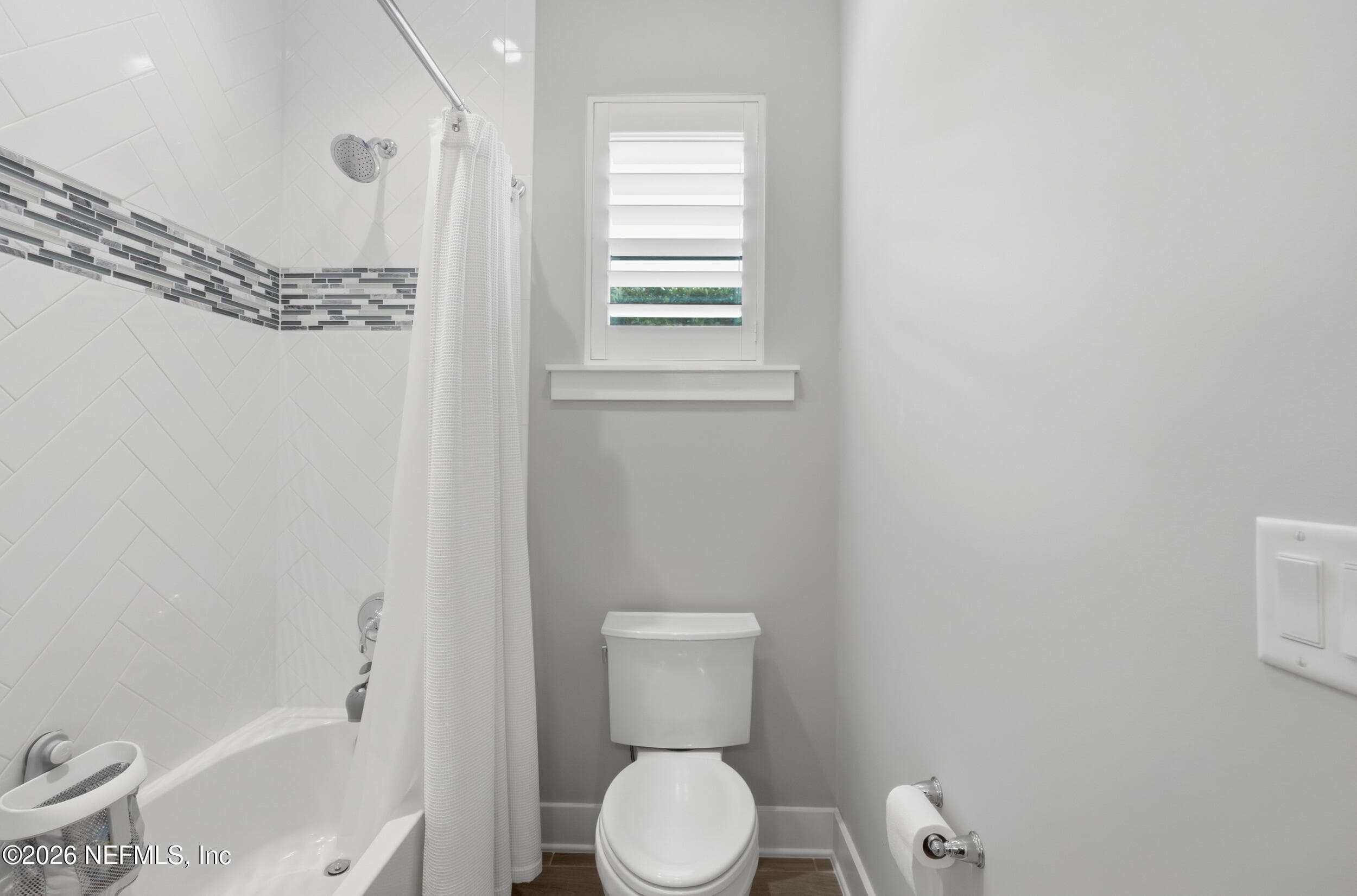 Guest bath tub shower combo — 323 MAHI Drive, Ponte Vedra, FL 32081