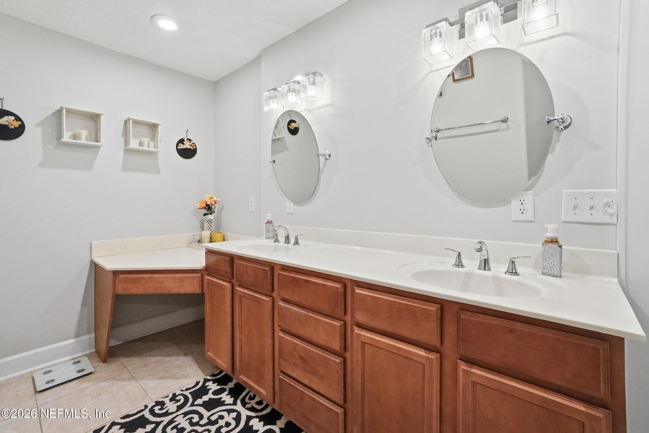 His and hers sinks with vanity — 2408 STOCKTON Drive, Fleming Island, FL 32003