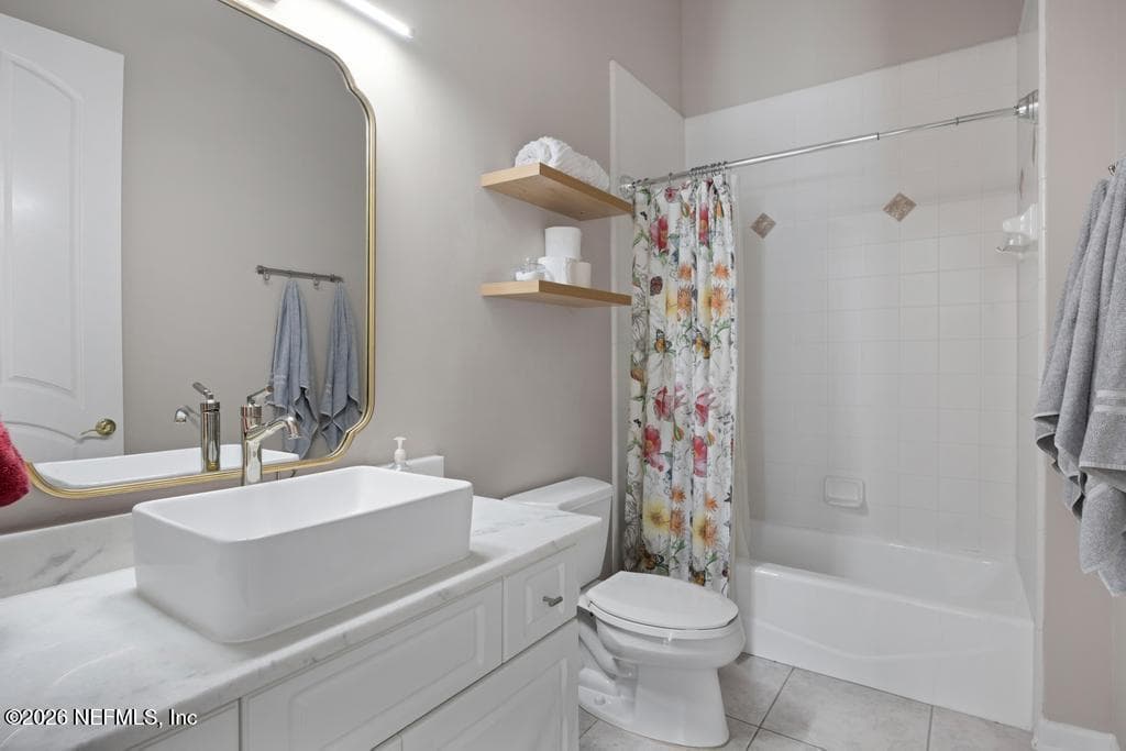 bathroom shared by bedroom 2 and bedroom 3 — 1943 ROSE MALLOW Lane, Fleming Island, FL 32003