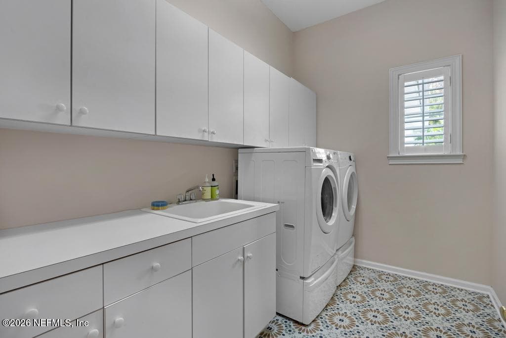 laundry room with sink, and lots of cabinets. — 1943 ROSE MALLOW Lane, Fleming Island, FL 32003