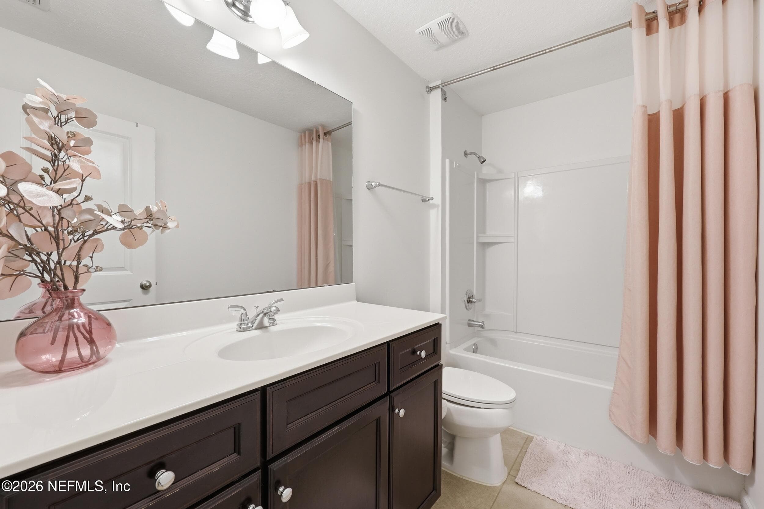 Well-maintained full bathroom serving the secondary bedrooms with a clean and functional layout. — 3650 CRESWICK Circle C, Orange Park, FL 32065