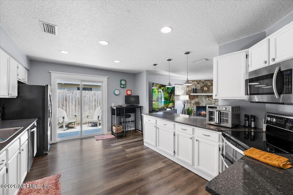 Photo 8 of 918 17TH Street N, Jacksonville Beach, FL 32250
