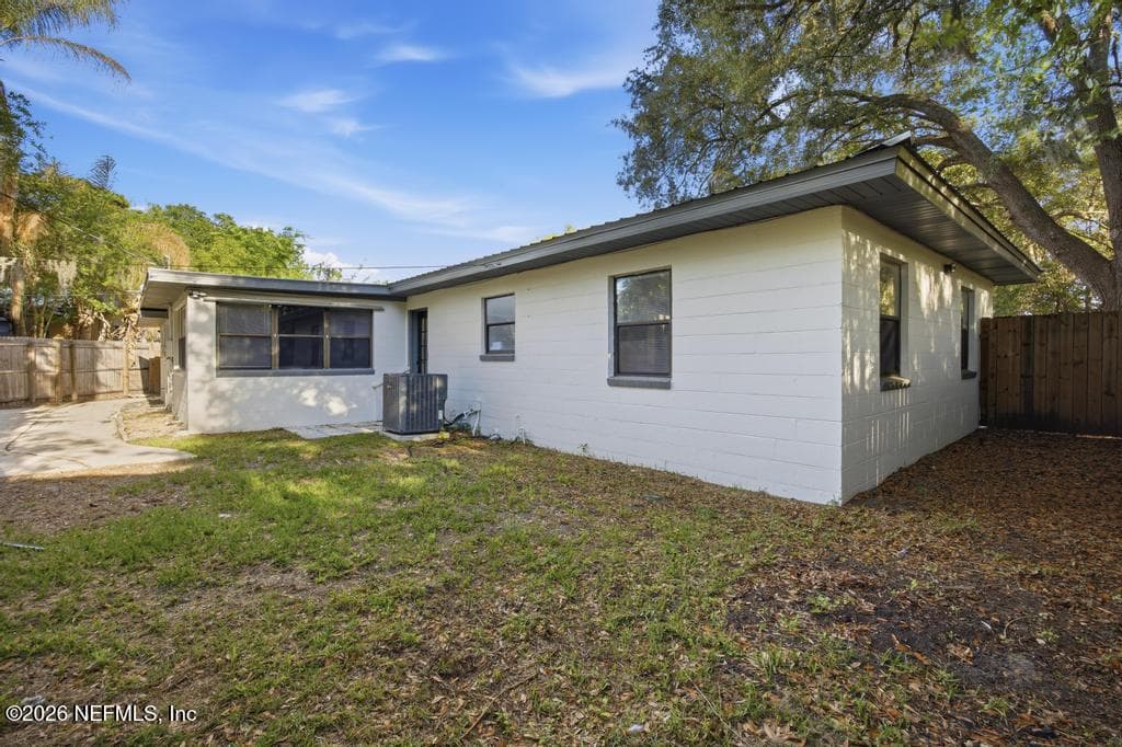 Photo 9 of 120 E OAK HILL Drive, Palatka, FL 32177