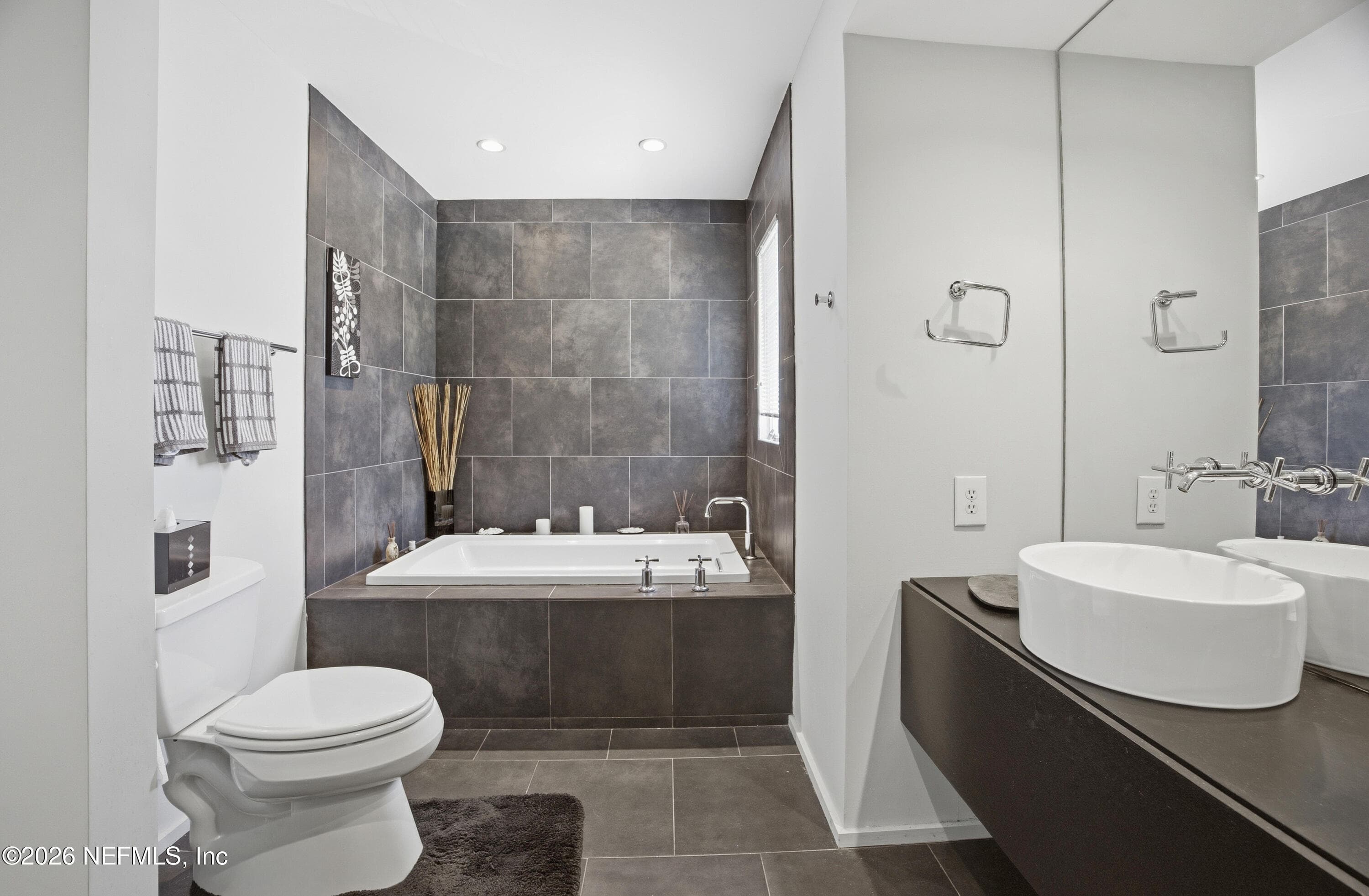 Serenity tub in remodeled upper guest suite bathroom — 94 PLAYERS CLUB VILLAS Road, Ponte Vedra Beach, FL 32082