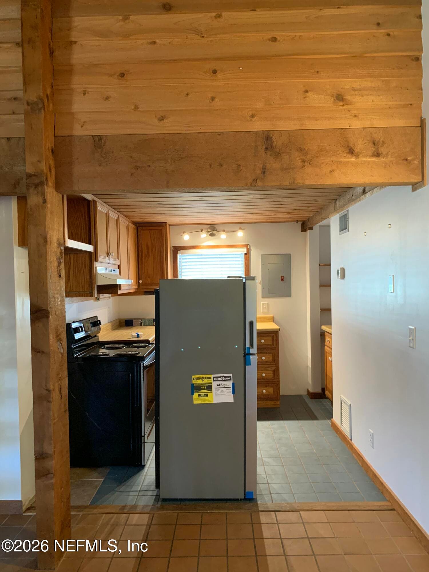 Appliances replaced 2022. Stackable W/D in garage with entrance from upstairs bedroom stairs. — 120 BEACH Avenue, Atlantic Beach, FL 32233