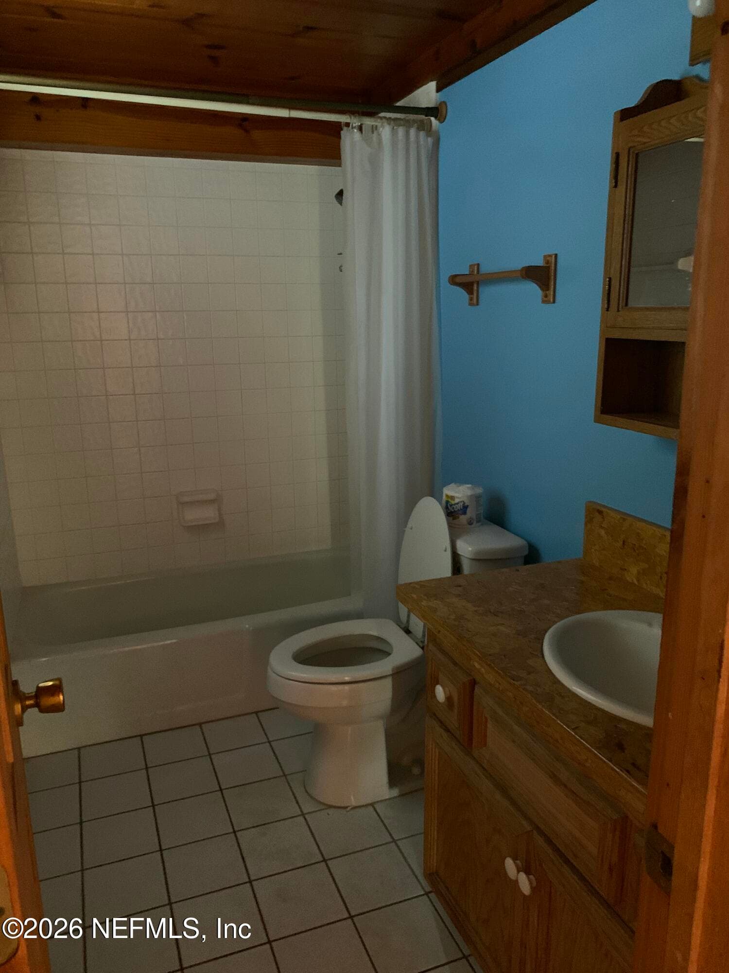Tub with shower. — 120 BEACH Avenue, Atlantic Beach, FL 32233