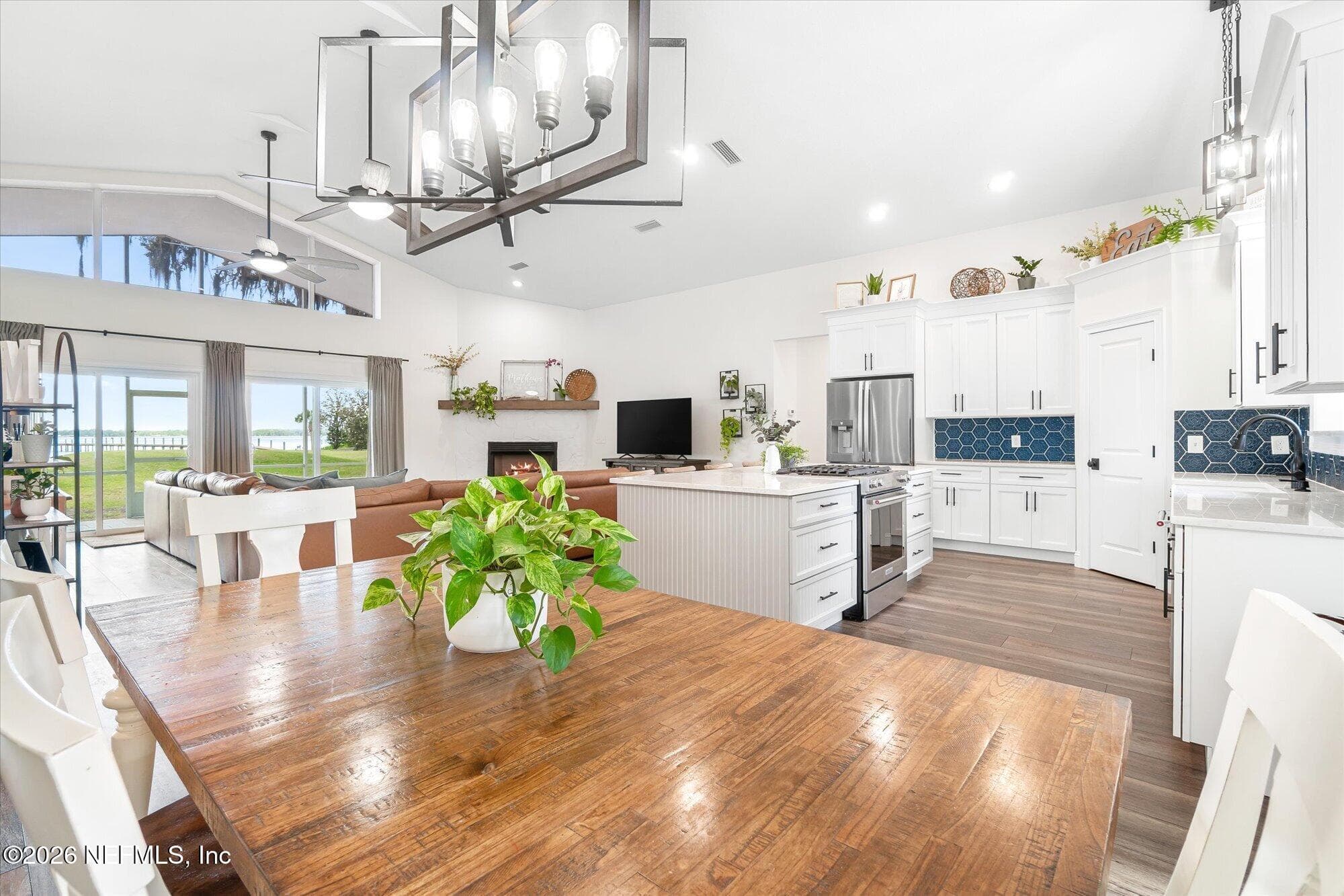 Photo 10 of 111 E GROVELAND Lane, East Palatka, FL 32131