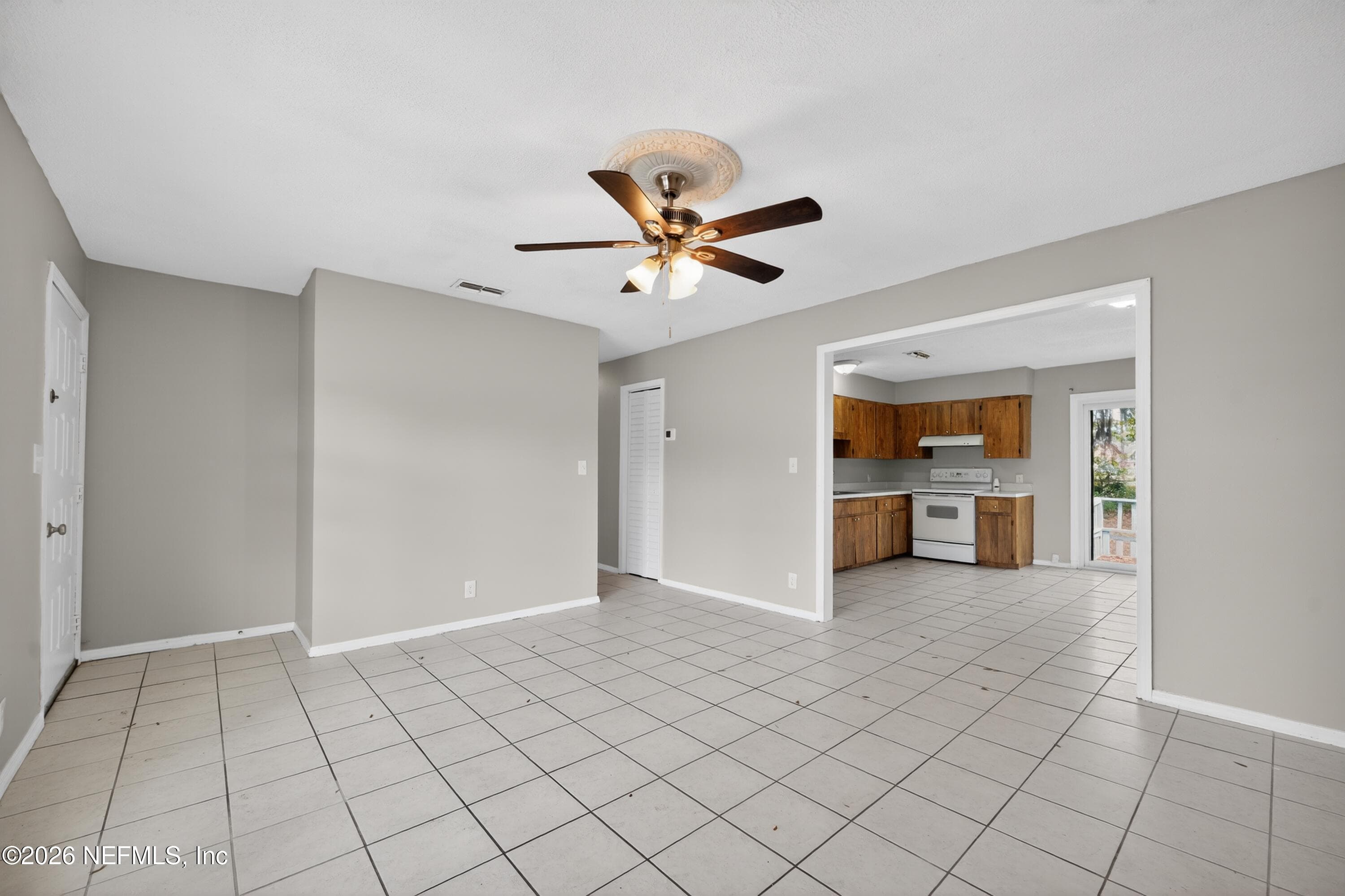 Photo 8 of 7807 KNOLL Drive N, Jacksonville, FL 32221
