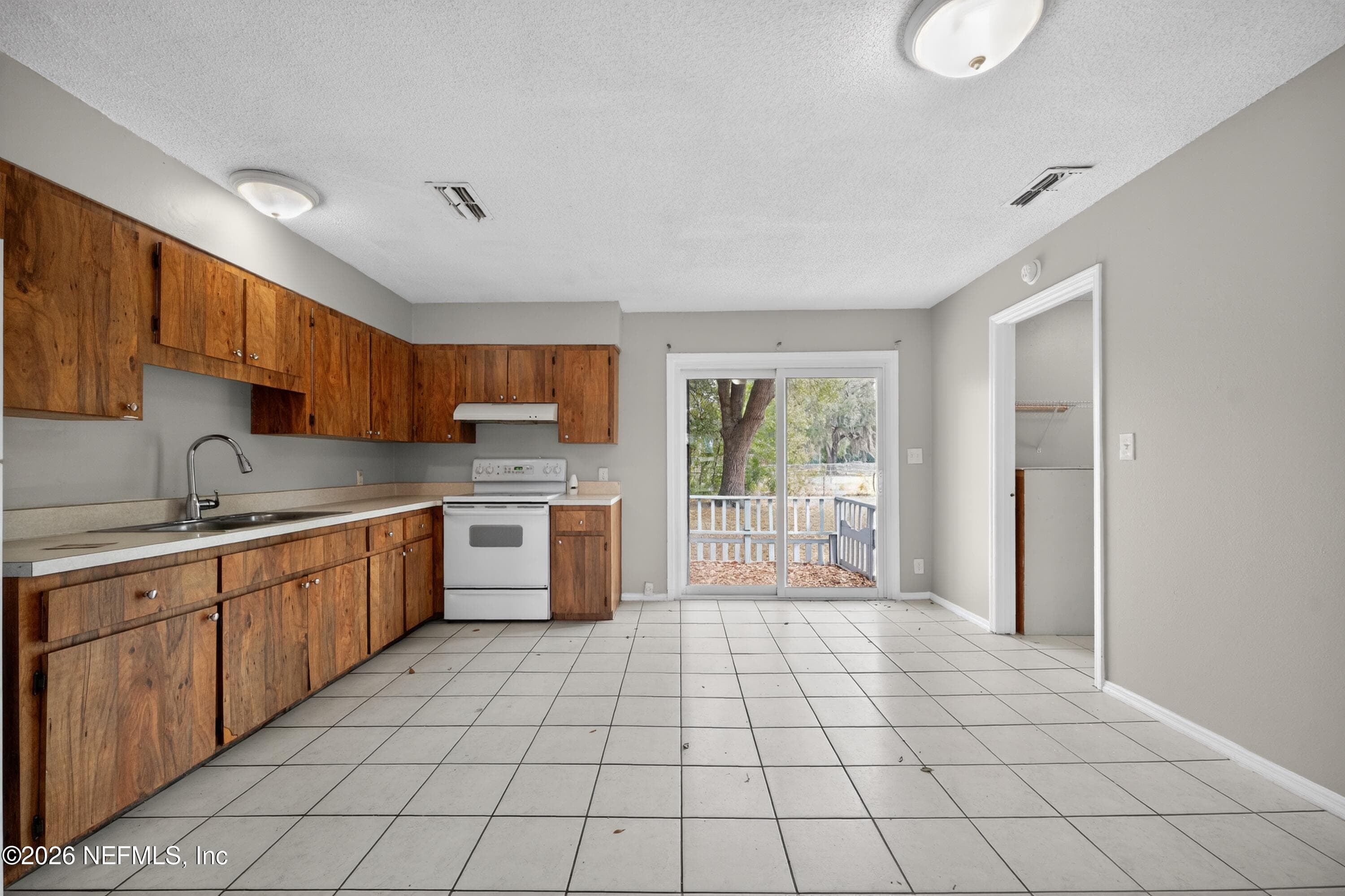 Photo 9 of 7807 KNOLL Drive N, Jacksonville, FL 32221
