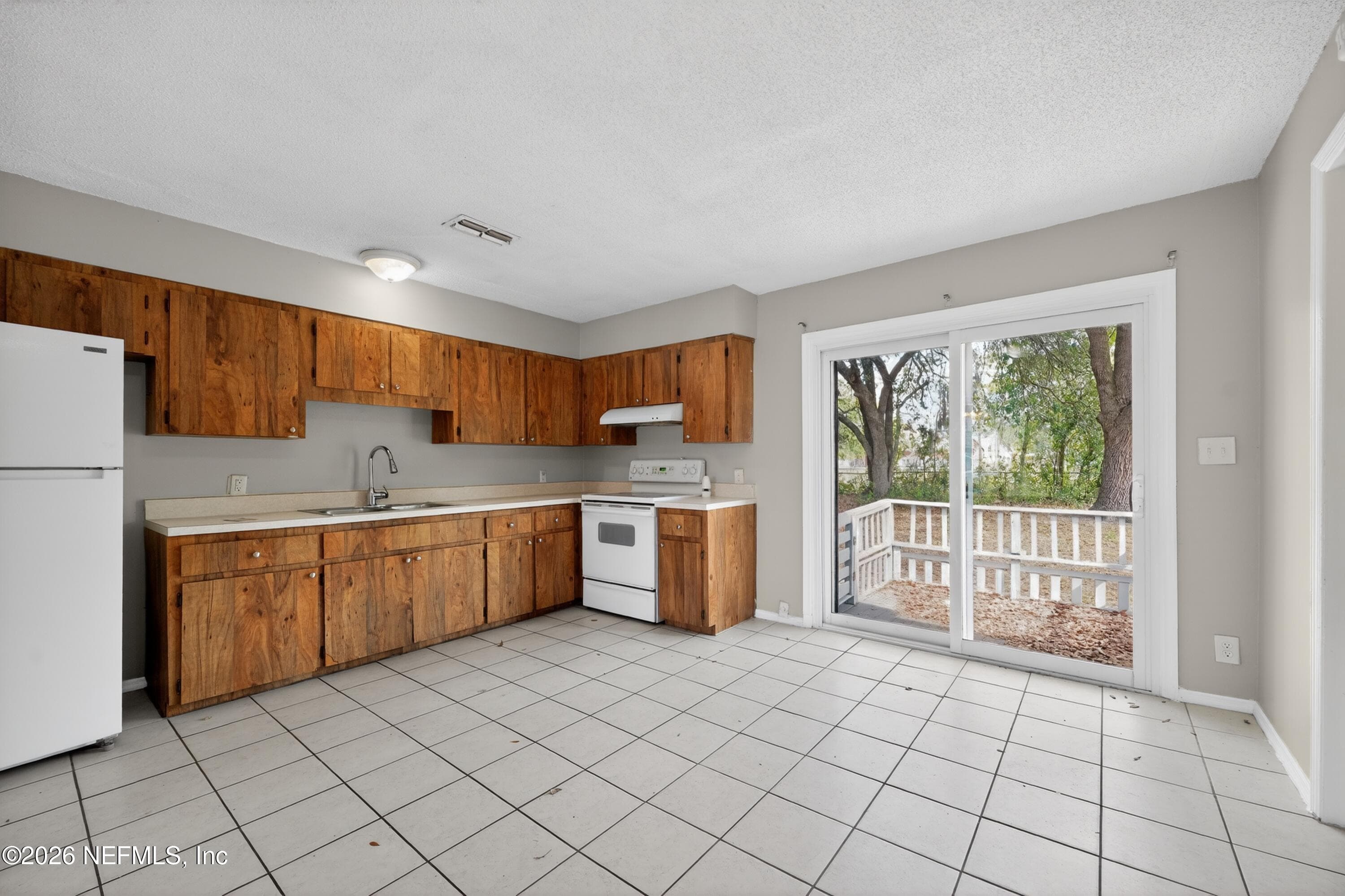 Photo 13 of 7807 KNOLL Drive N, Jacksonville, FL 32221