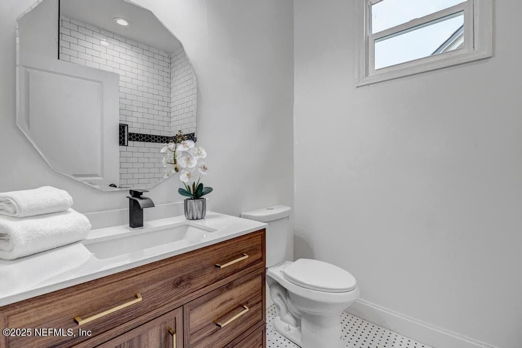 Upstairs hall full bath — 1827 N MARKET Street, Jacksonville, FL 32206