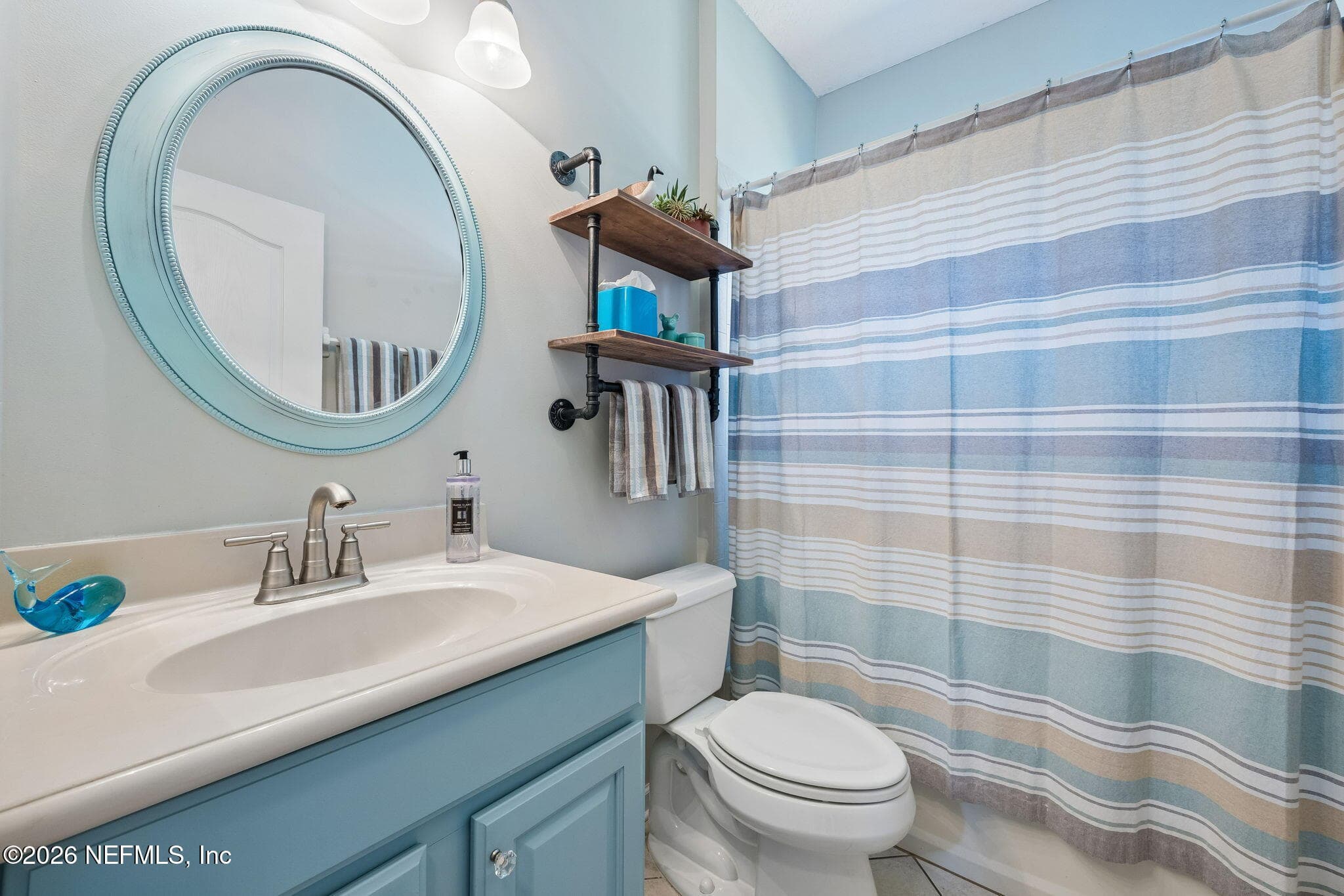 Second bathroom features tiled tub and shower combination. — 85225 AMAGANSETT Drive, Fernandina Beach, FL 32034