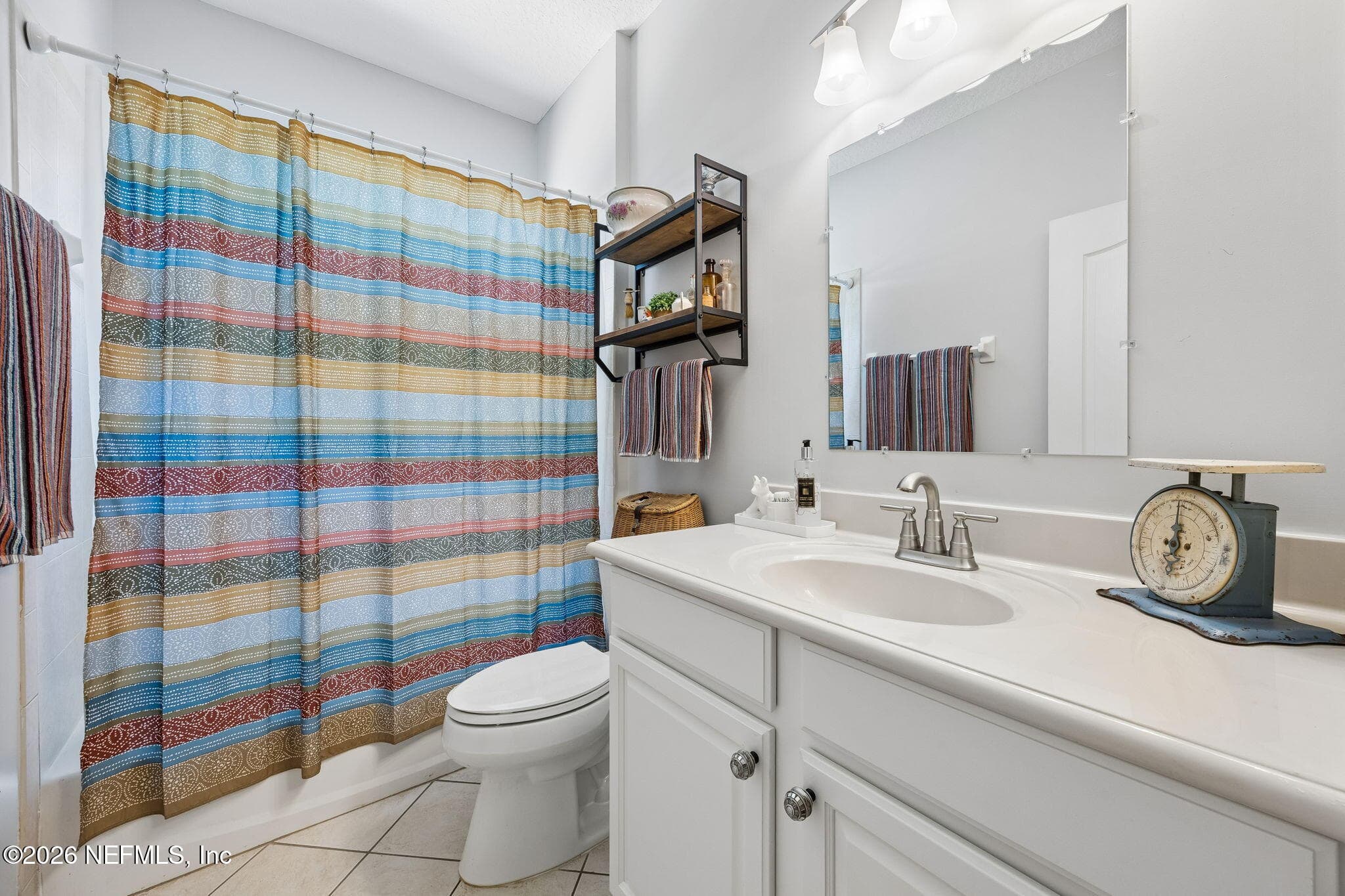 Third bathroom features tiled tub and shower combination. — 85225 AMAGANSETT Drive, Fernandina Beach, FL 32034