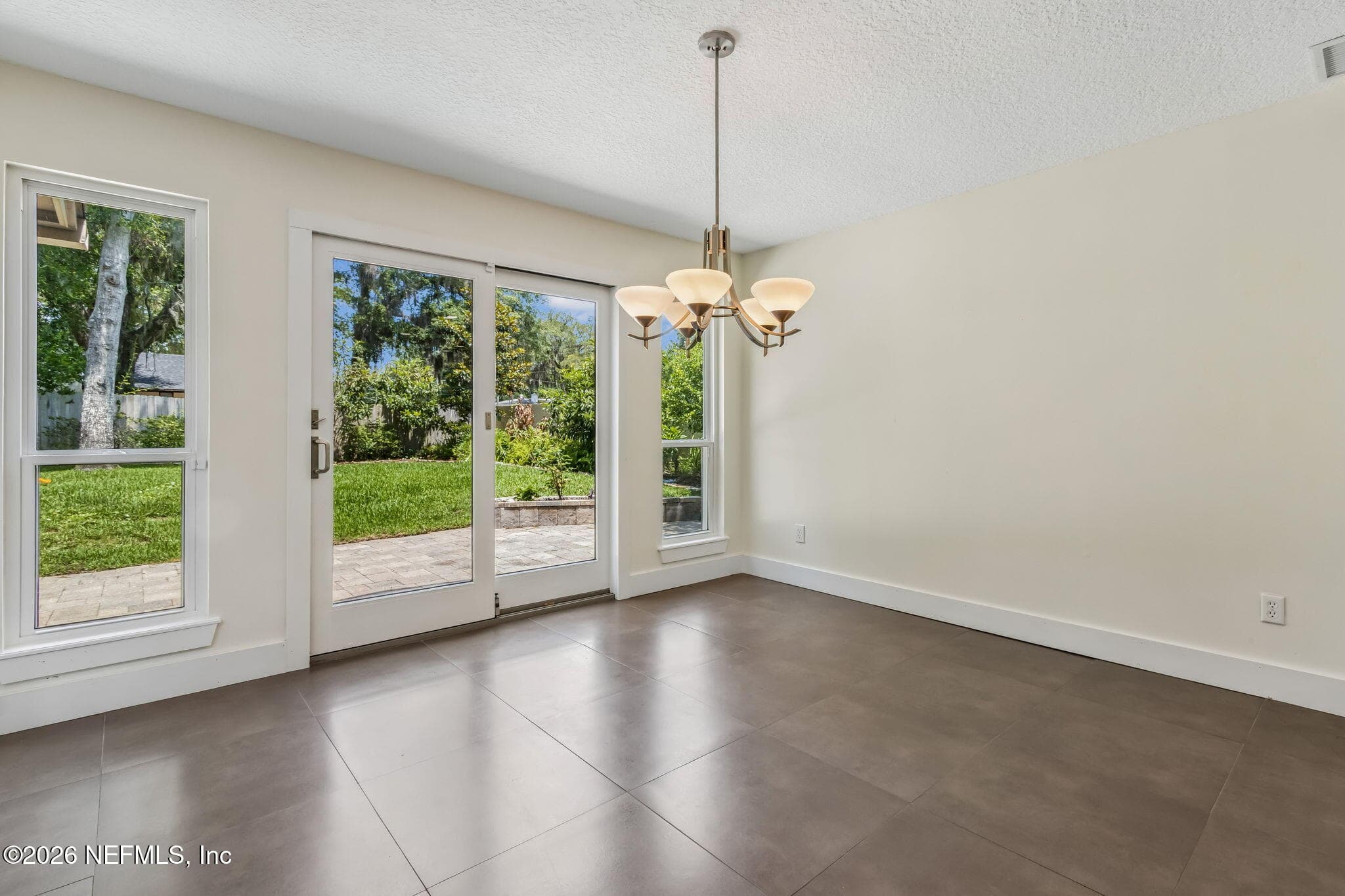 Dining room overlooking backyard — 1877 CHRISTOPHER POINT Road S, Jacksonville, FL 32217