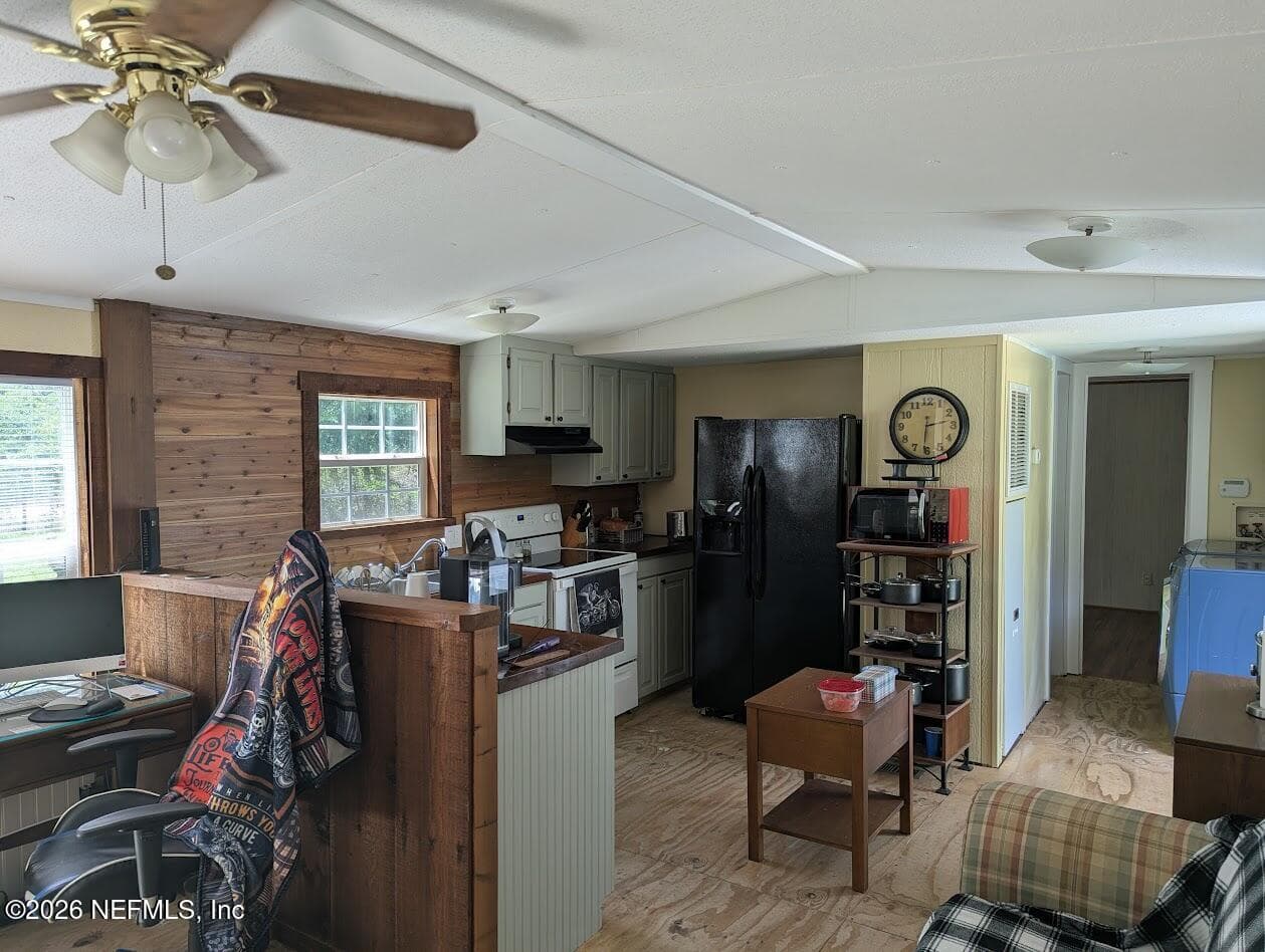 Photo 4 of 104 MOORE Avenue, Interlachen, FL 32148